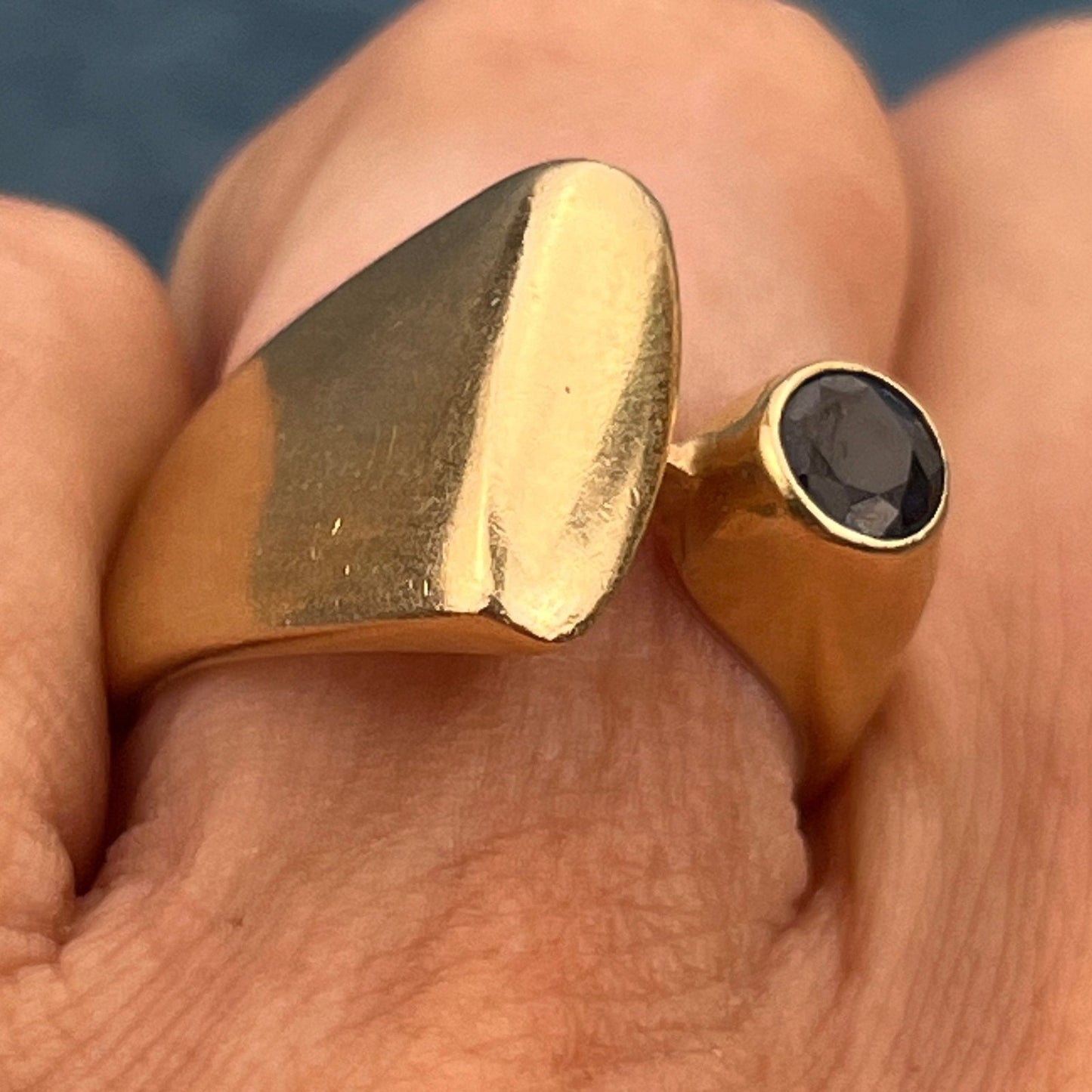 14k Gold Modernist Asymmetrical Ring w Blue Sapphire. 11g