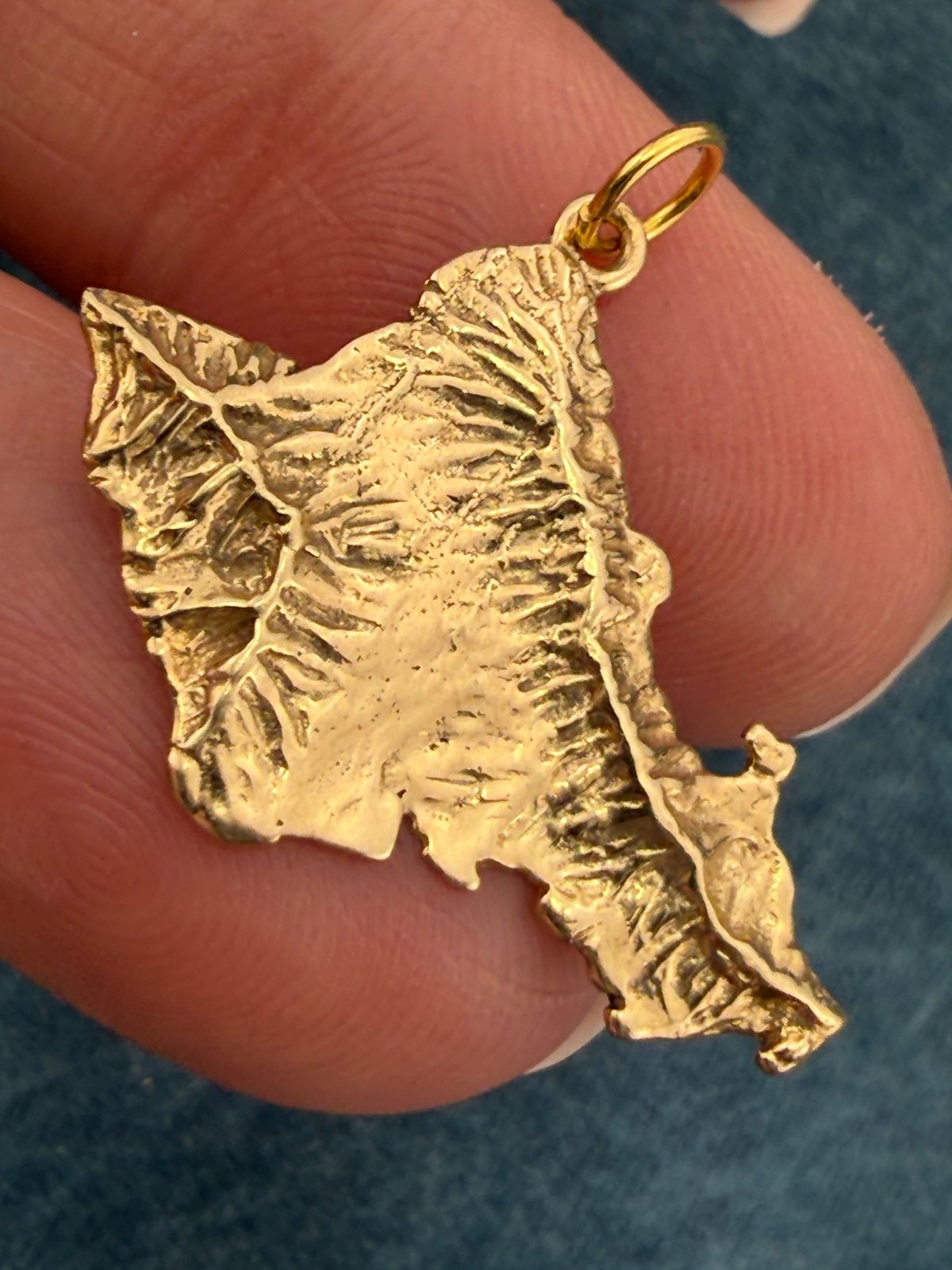 14k Gold OAHU Hawaiian Island Pendant. 3D Mountains Cartographic