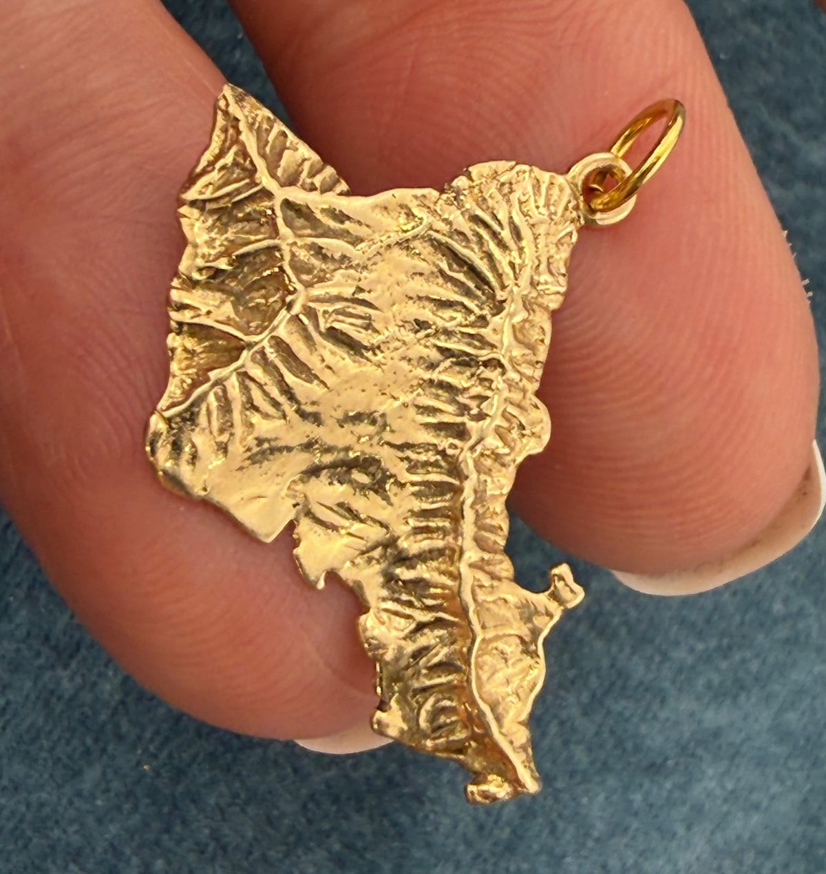 14k Gold OAHU Hawaiian Island Pendant. 3D Mountains Cartographic