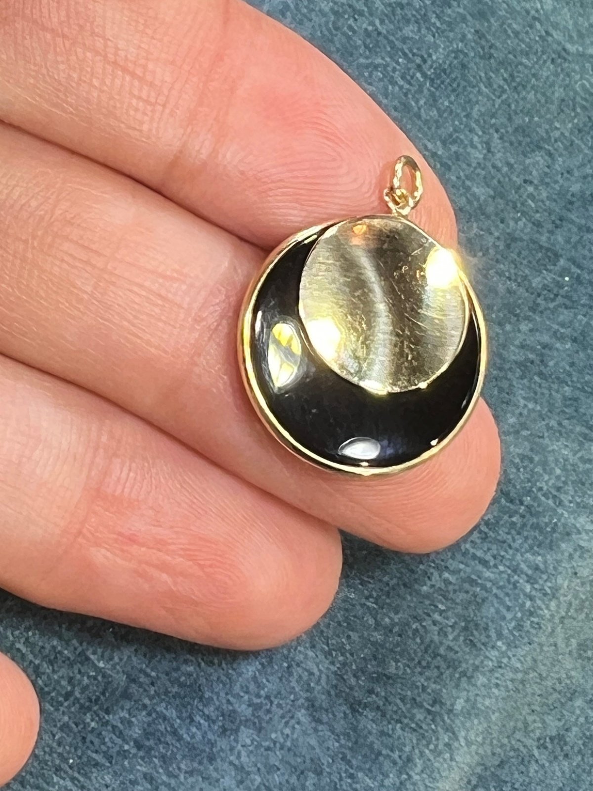 14k Gold Onyx Full Moon Lunar Eclipse Circle Pendant. 3/4"