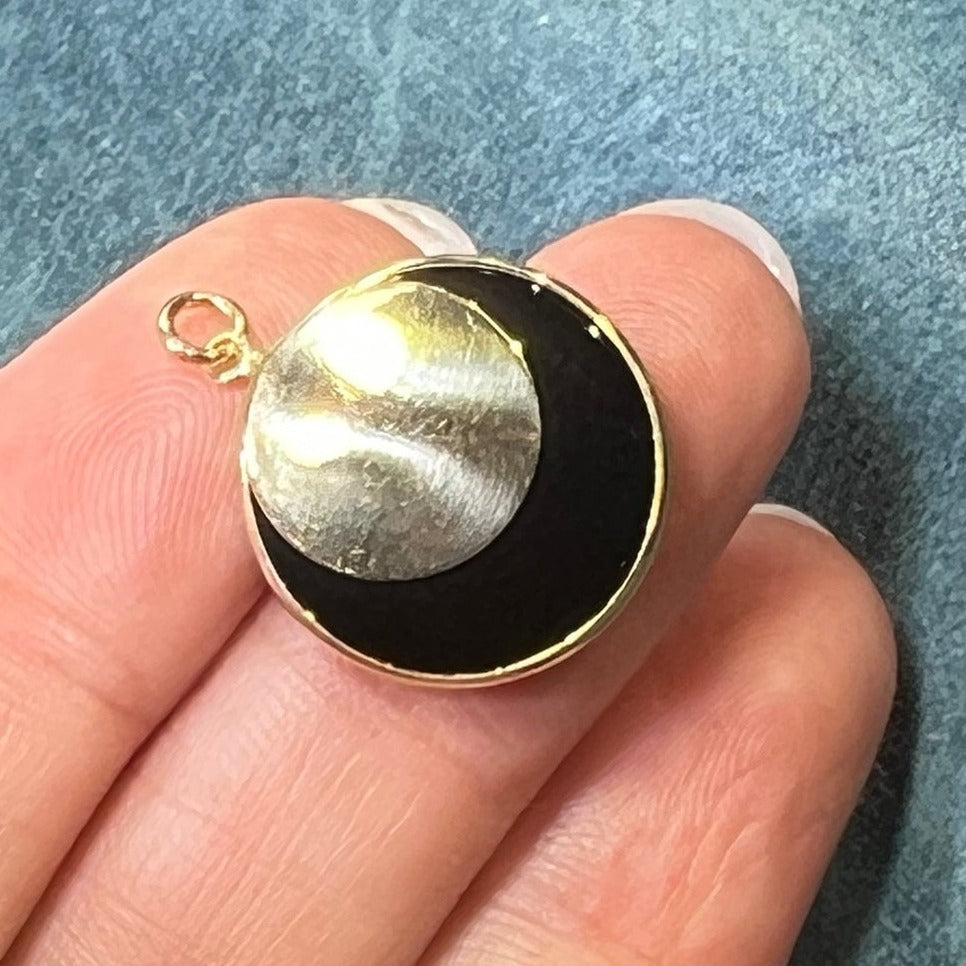 14k Gold Onyx Full Moon Lunar Eclipse Circle Pendant. 3/4"