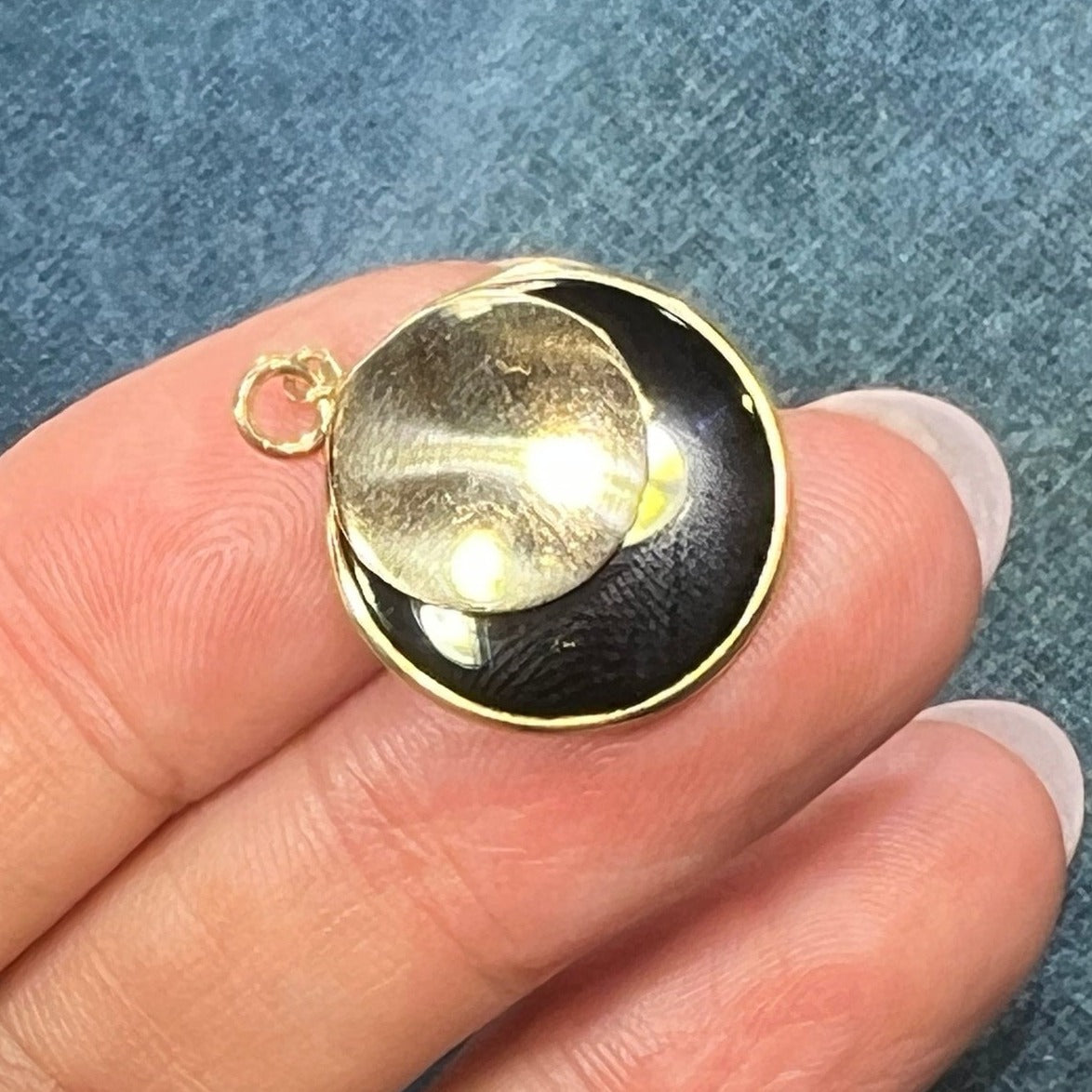 14k Gold Onyx Full Moon Lunar Eclipse Circle Pendant. 3/4"