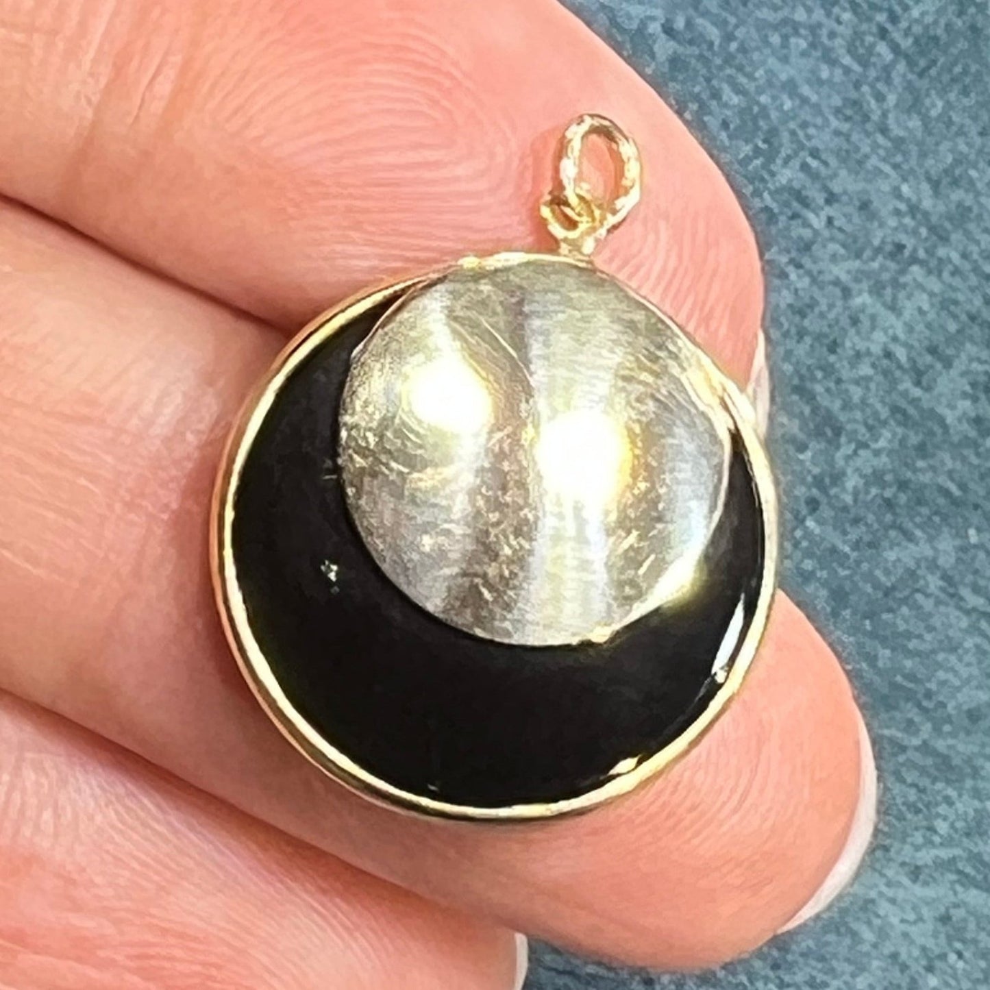 14k Gold Onyx Full Moon Lunar Eclipse Circle Pendant. 3/4"