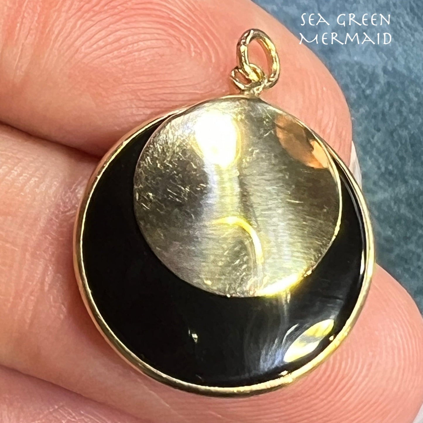 14k Gold Onyx Full Moon Lunar Eclipse Circle Pendant. 3/4"