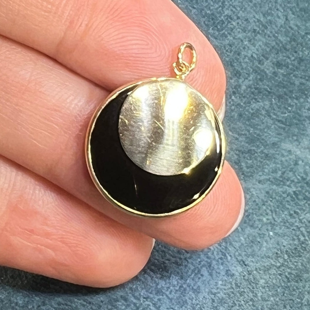 14k Gold Onyx Full Moon Lunar Eclipse Circle Pendant. 3/4"