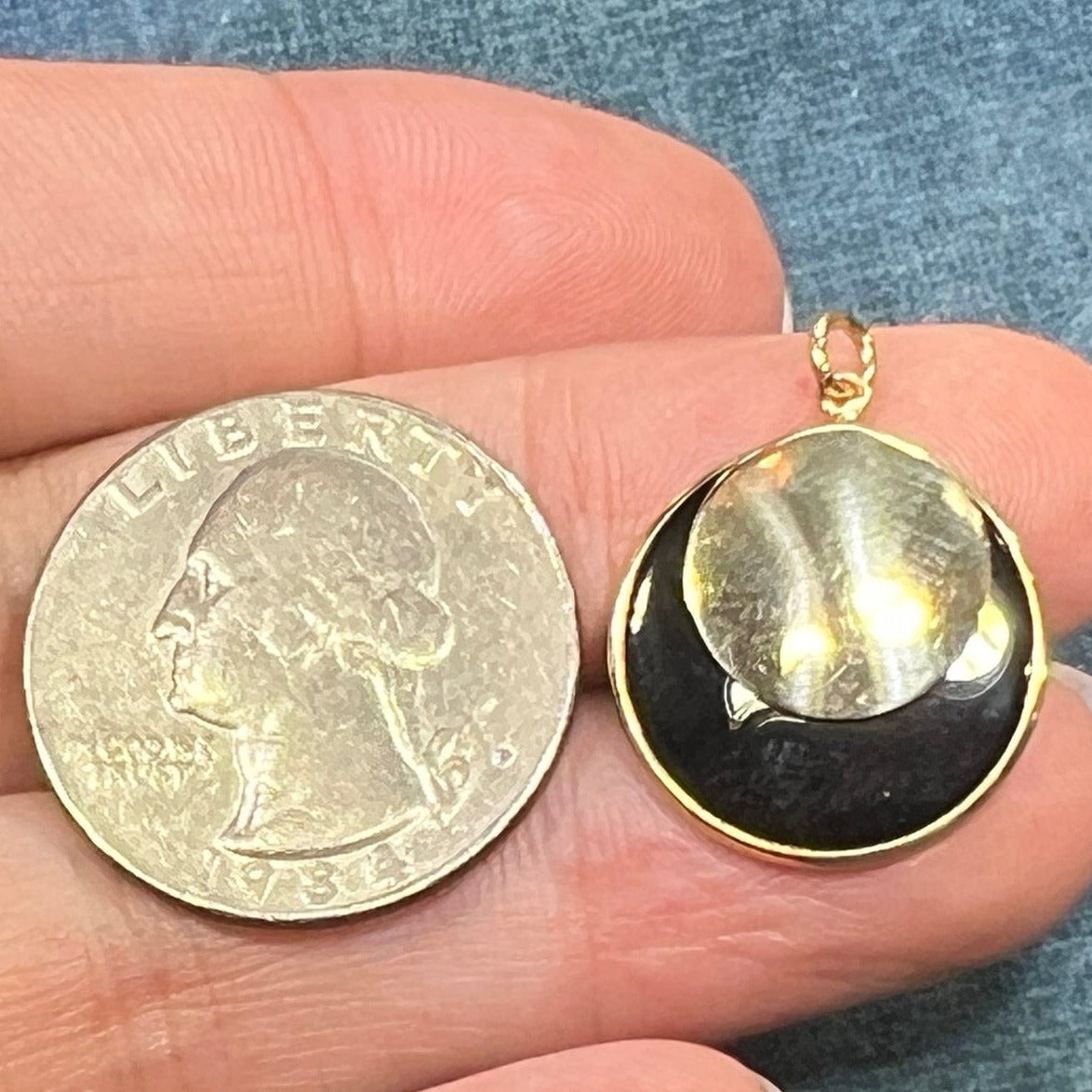 14k Gold Onyx Full Moon Lunar Eclipse Circle Pendant. 3/4"