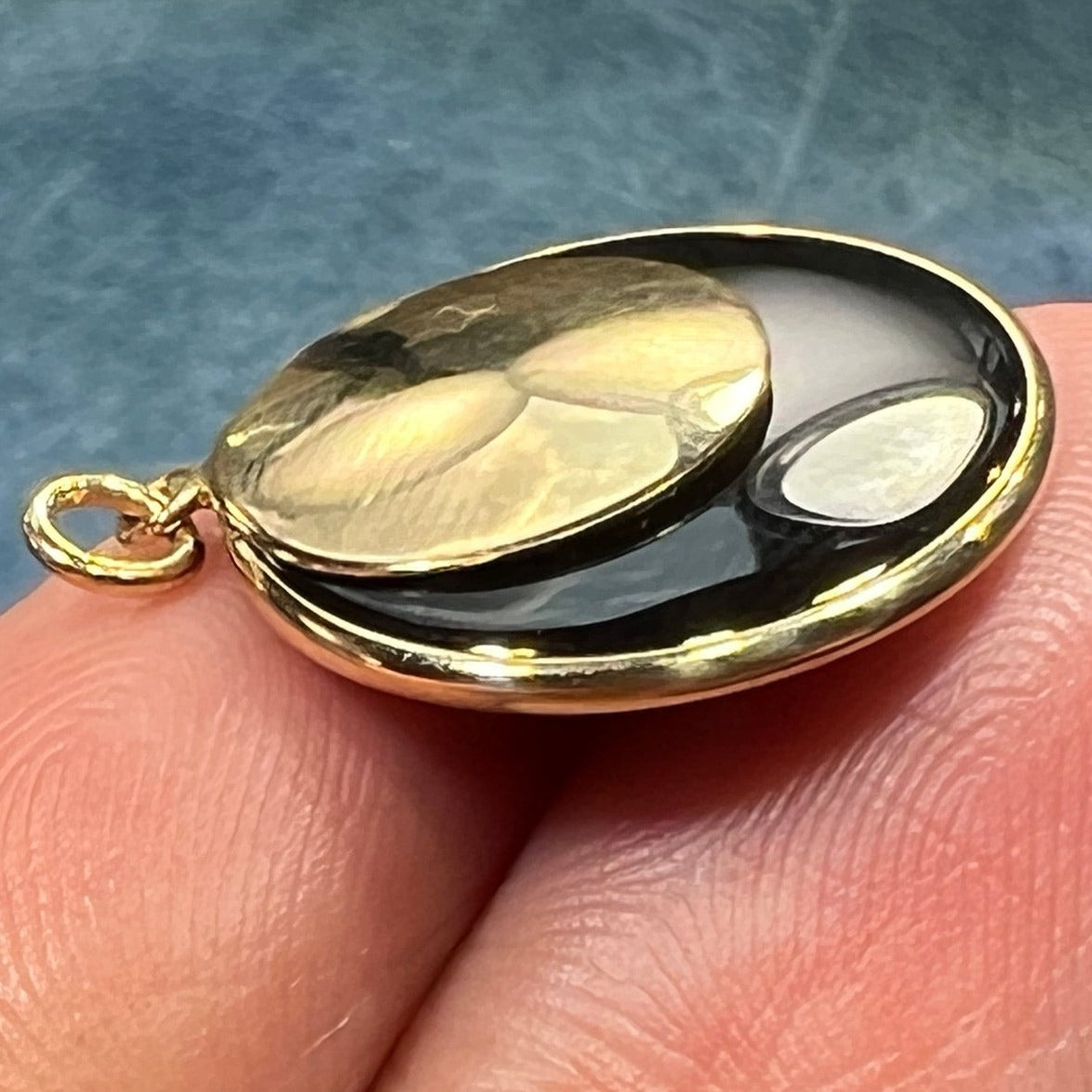 14k Gold Onyx Full Moon Lunar Eclipse Circle Pendant. 3/4"