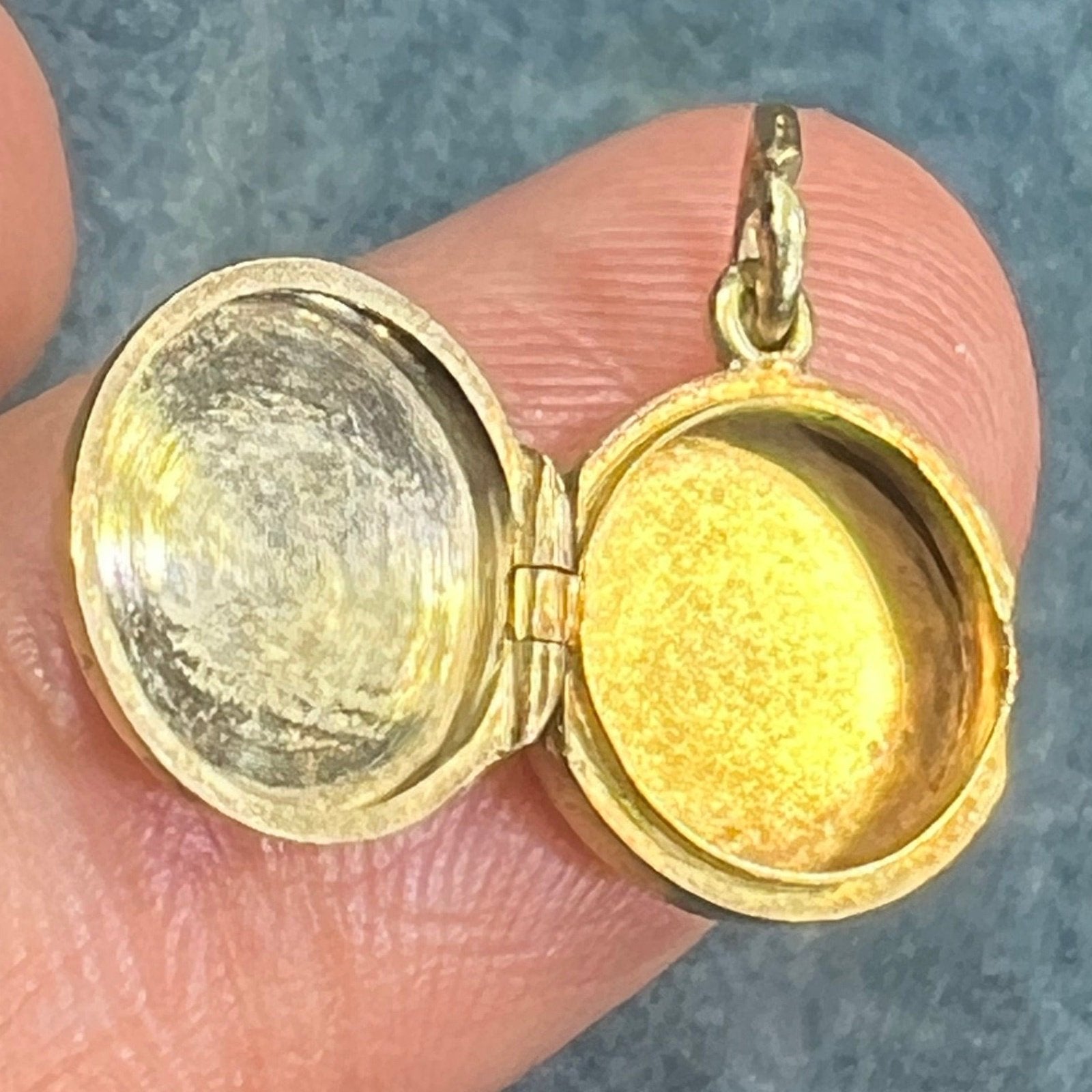 14k Gold Round Locket Pillbox Basket Pendant. Tiny Mementos!