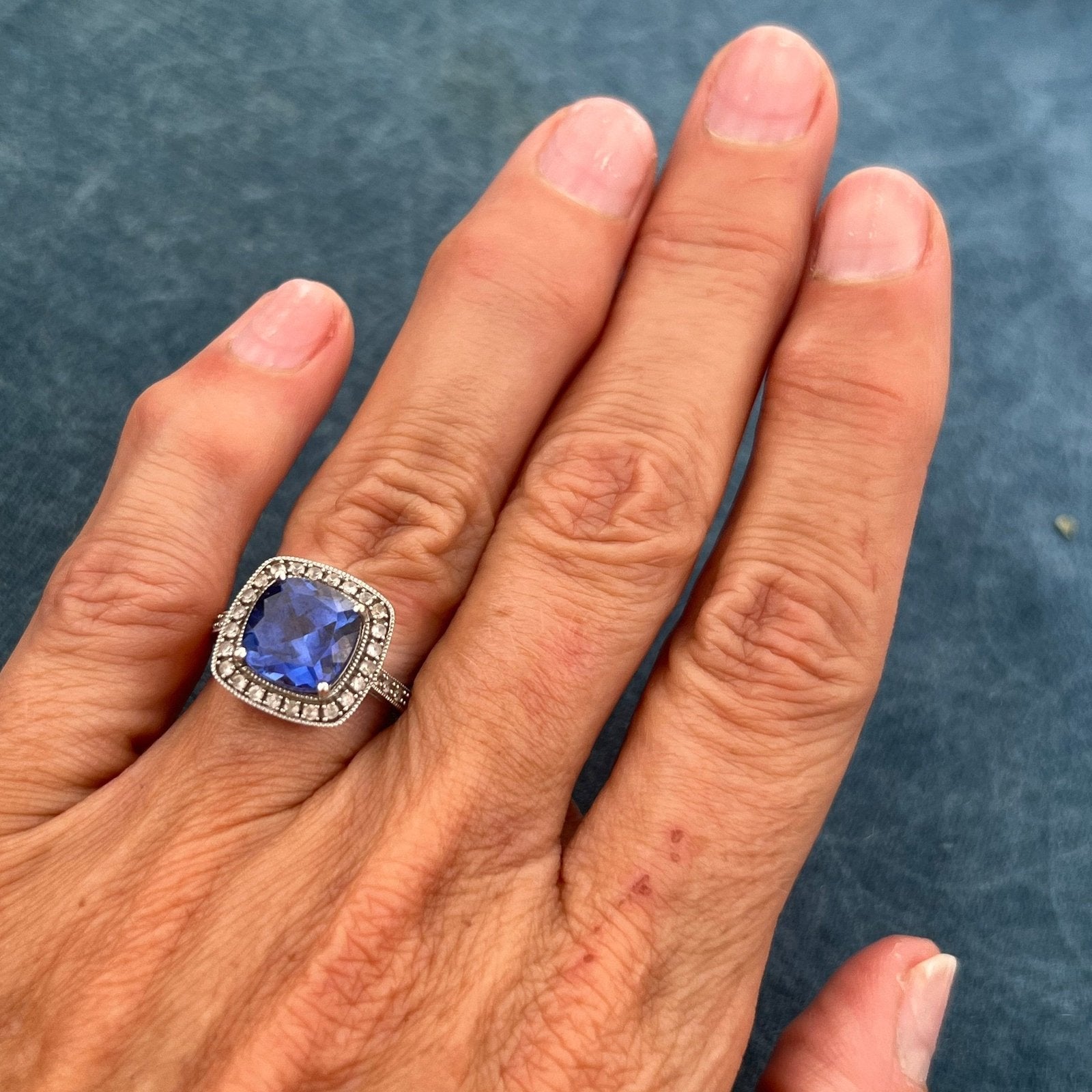 14k White Gold Lab Ceylon Blue Sapphire Ring w Diamonds. 1/2"