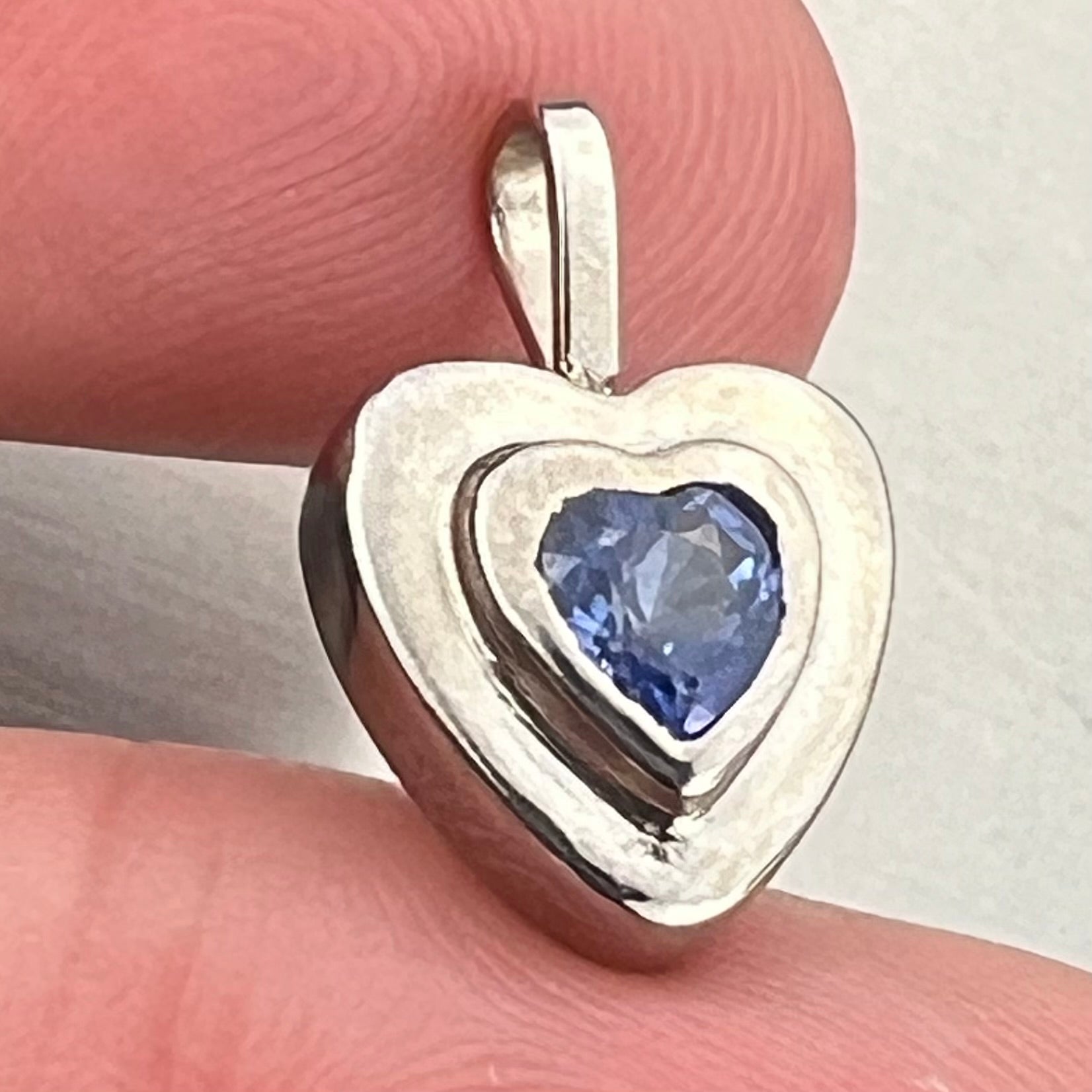 14k White Gold Natural Ceylon Blue Sapphire Heart Pendant 3g