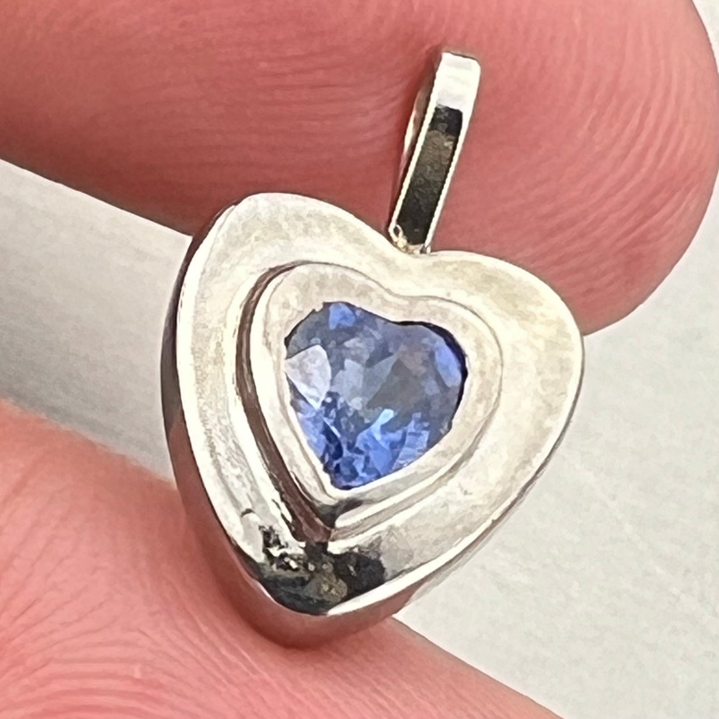 14k White Gold Natural Ceylon Blue Sapphire Heart Pendant 3g