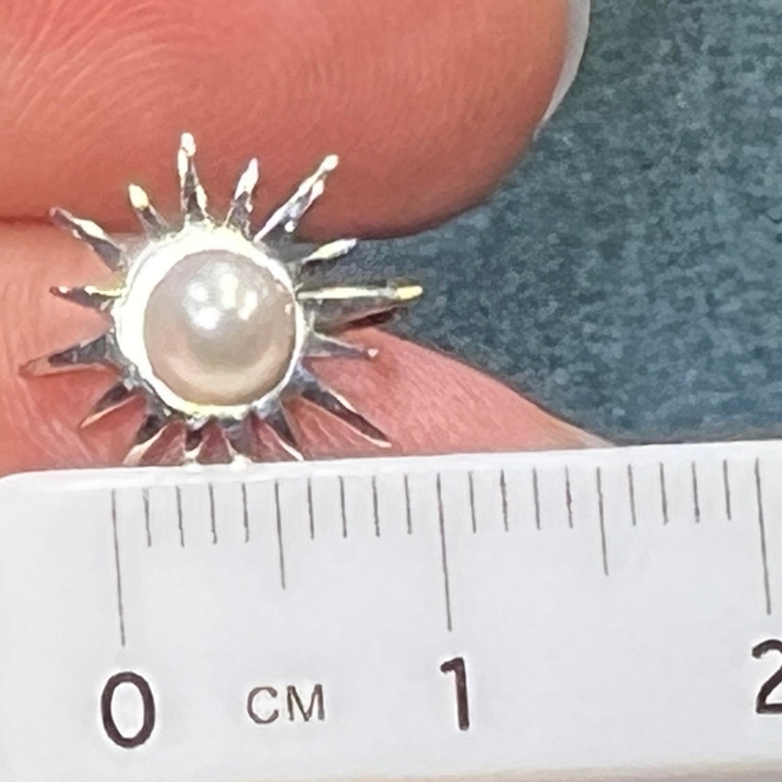 14k White Gold Sun Burst Star Burst w Pearl Pendant. Tiny!