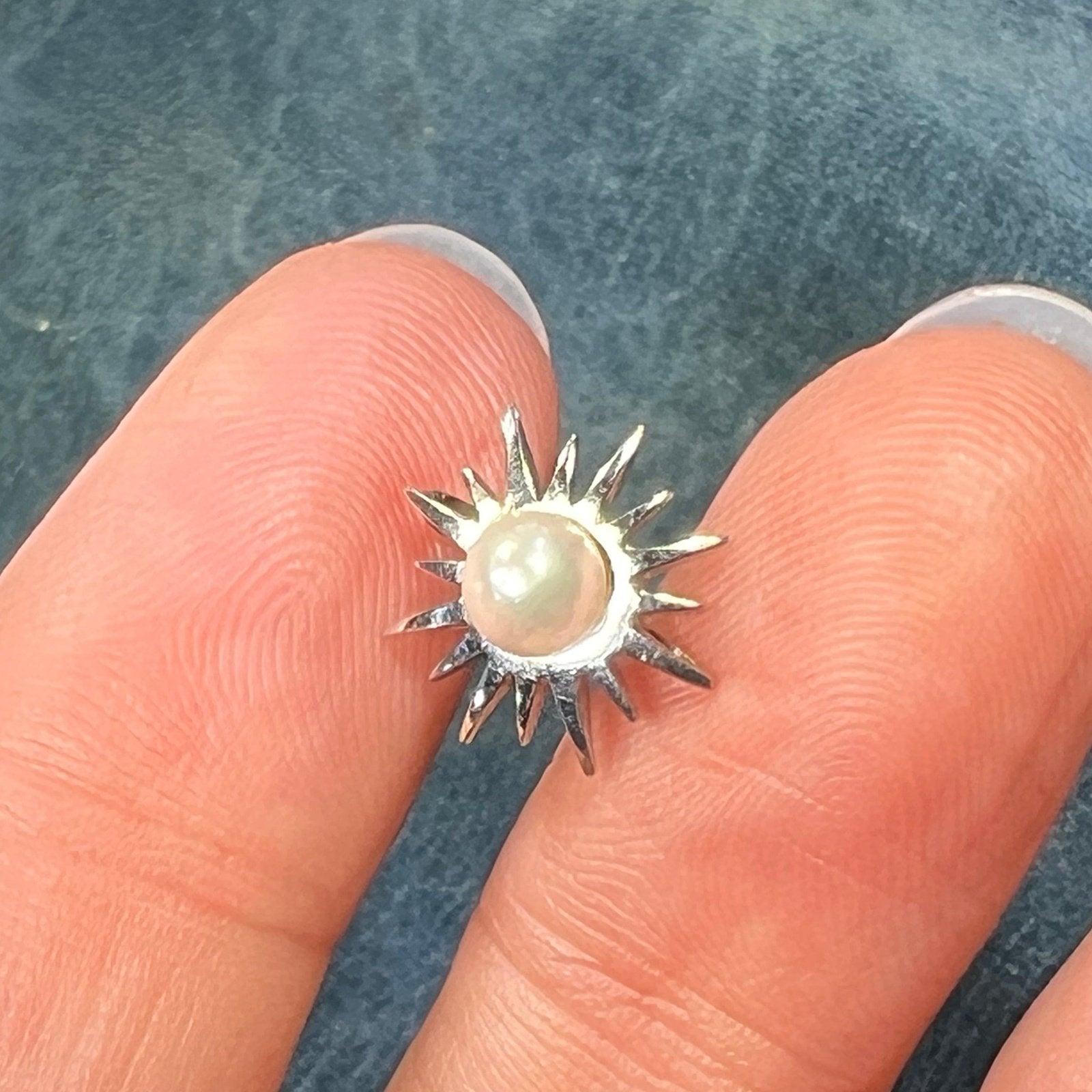 14k White Gold Sun Burst Star Burst w Pearl Pendant. Tiny!