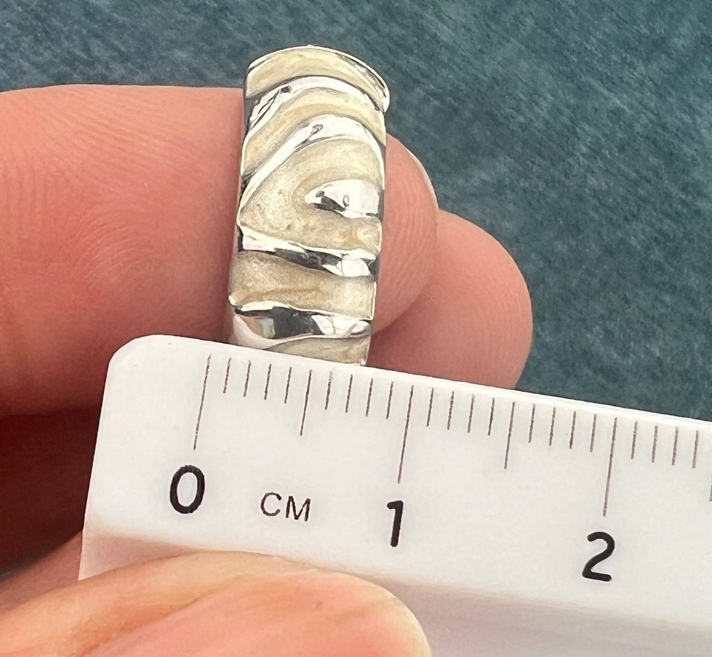 14k White Gold Zebra Textured Wide Oval Hoop Earrings. 3/4"