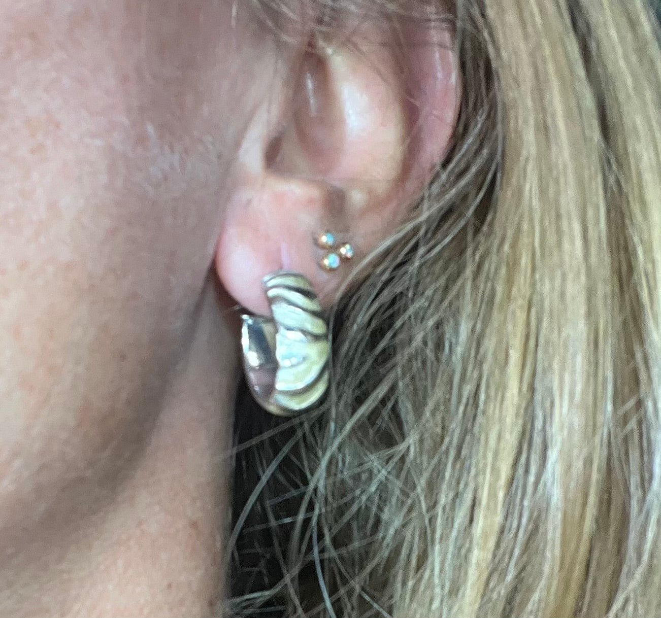 14k White Gold Zebra Textured Wide Oval Hoop Earrings. 3/4"