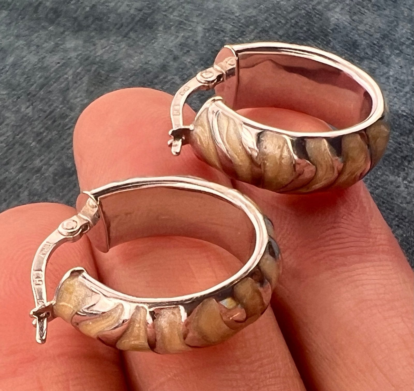 14k White Gold Zebra Textured Wide Oval Hoop Earrings. 3/4"