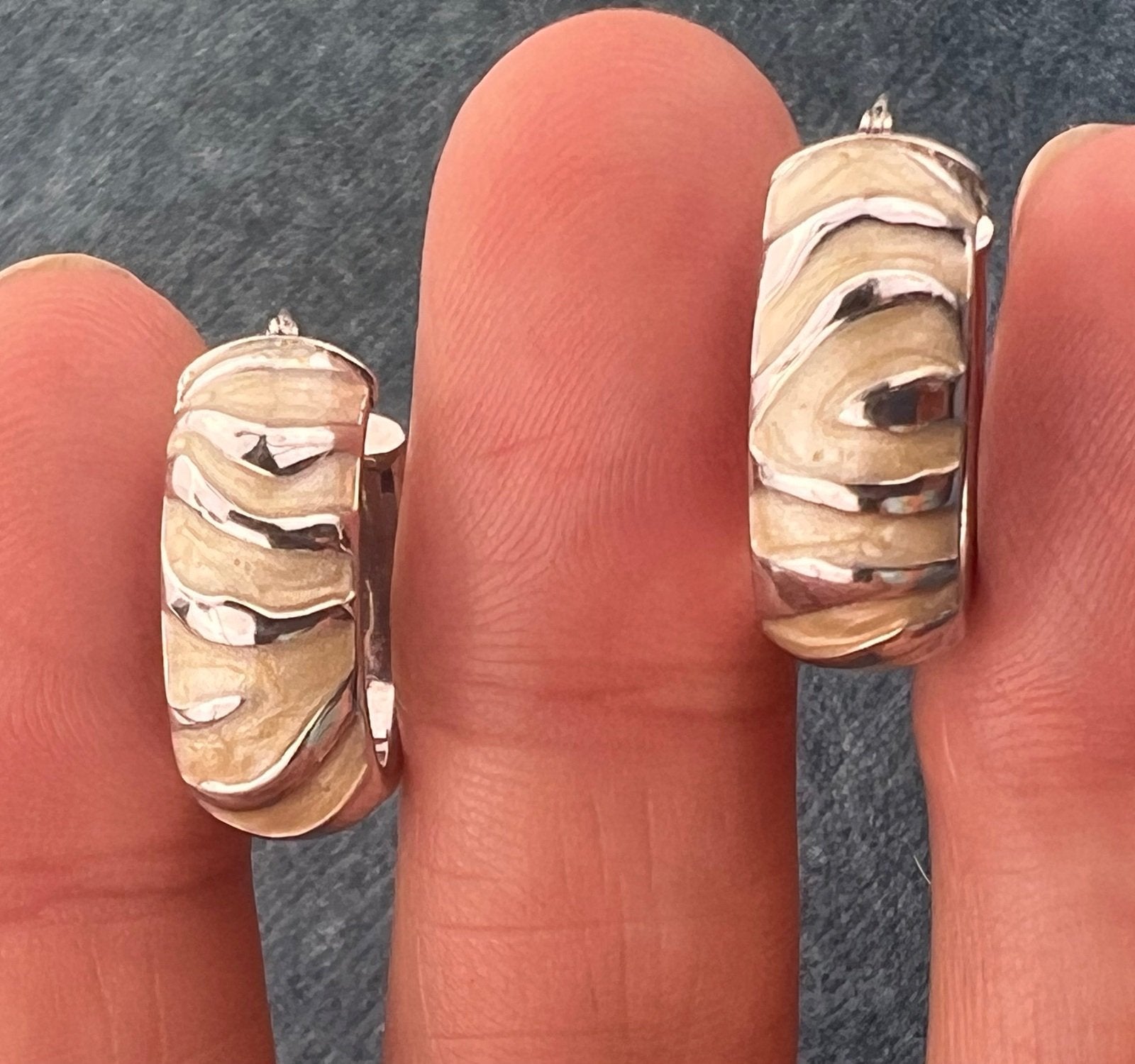 14k White Gold Zebra Textured Wide Oval Hoop Earrings. 3/4"