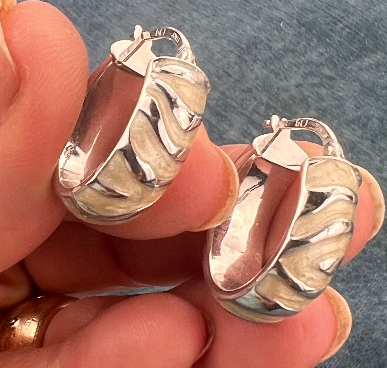 14k White Gold Zebra Textured Wide Oval Hoop Earrings. 3/4"