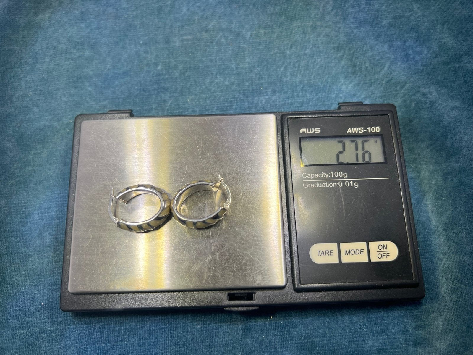 14k White Gold Zebra Textured Wide Oval Hoop Earrings. 3/4"