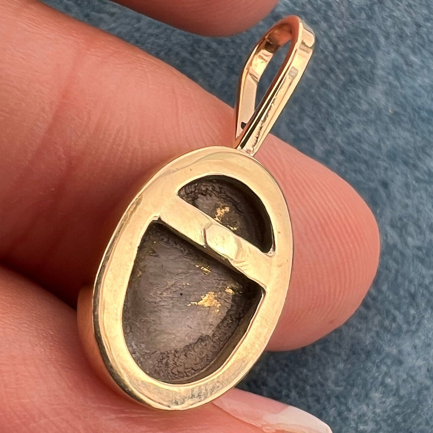 14k Yellow Gold ALASKAN Gold in Quartz Oval Disk Pendant. R