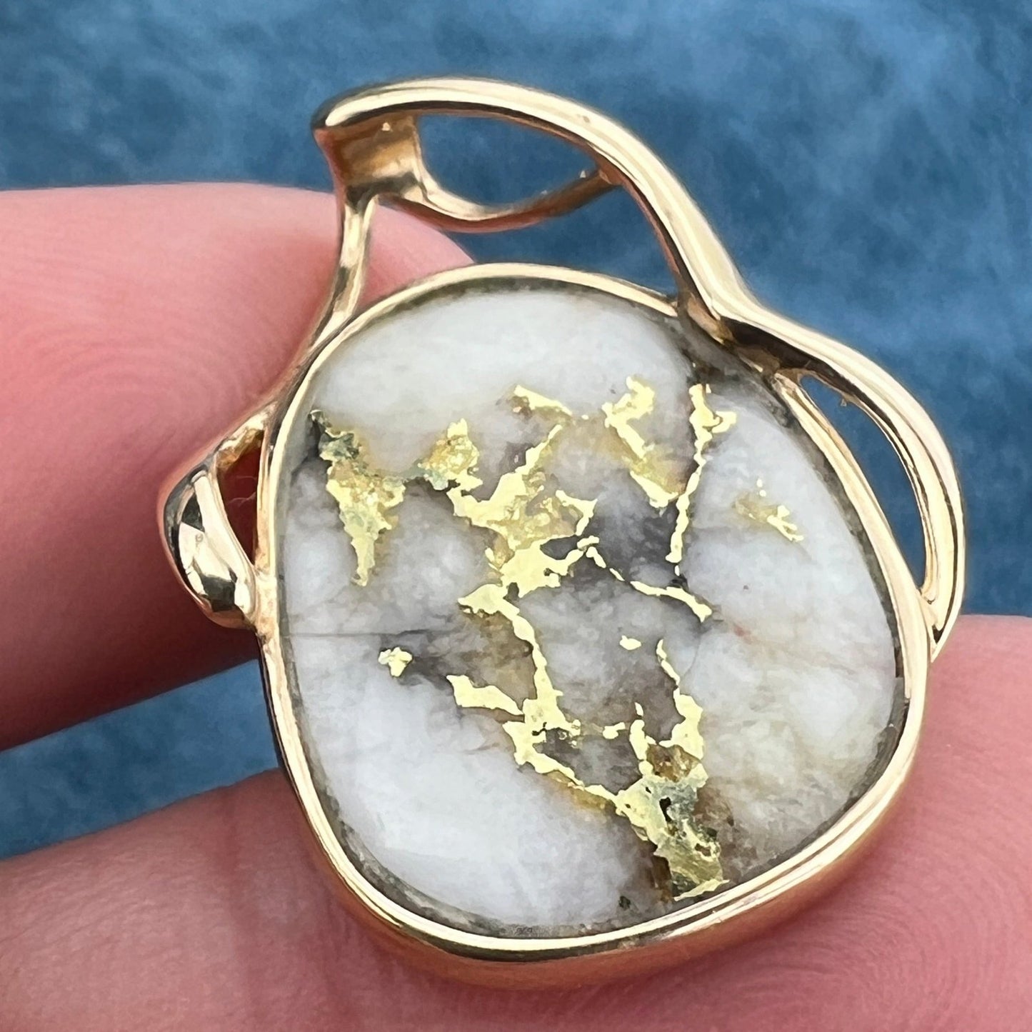 14k Yellow Gold ALASKAN Gold-in-Quartz Pendant. 1.1" Large