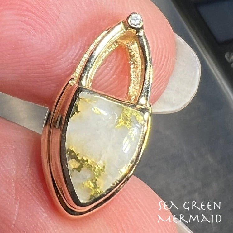 14k Yellow Gold ALASKAN Gold-in-Quartz Pendant w Diamond. 2/3"