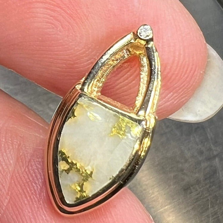 14k Yellow Gold ALASKAN Gold-in-Quartz Pendant w Diamond. 2/3"