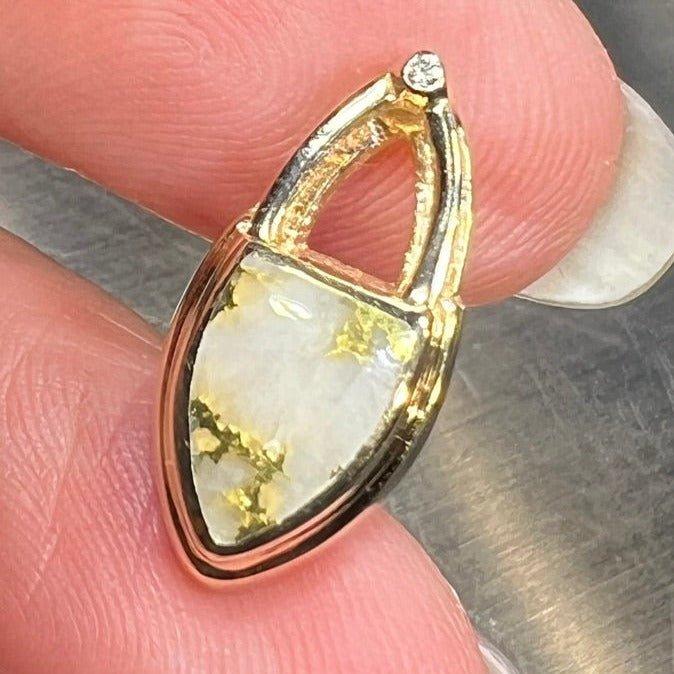 14k Yellow Gold ALASKAN Gold-in-Quartz Pendant w Diamond. 2/3"