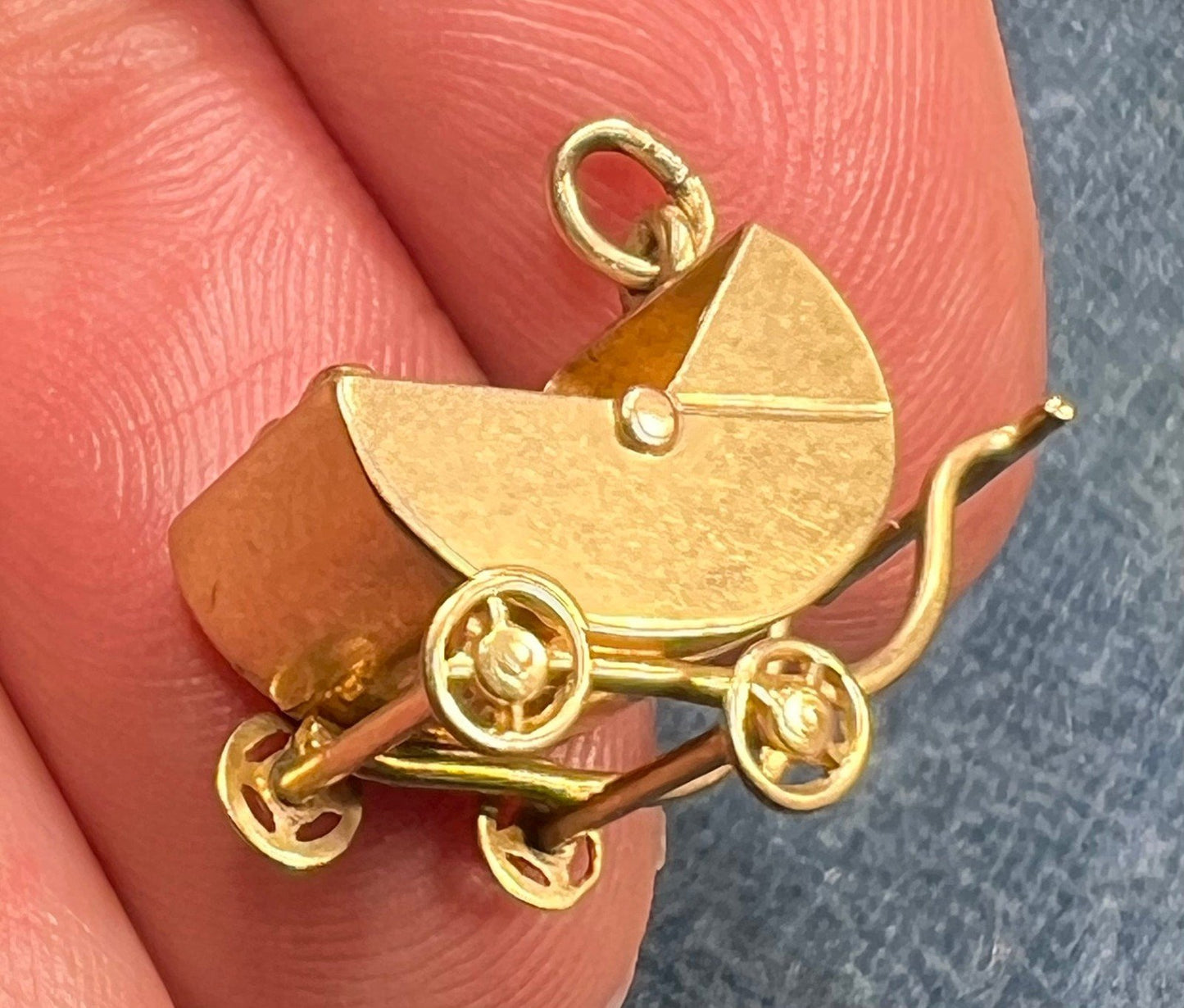 14k Yellow Gold Baby Buggy Pram Carriage w Quintuplets. Rare Pendant Charm