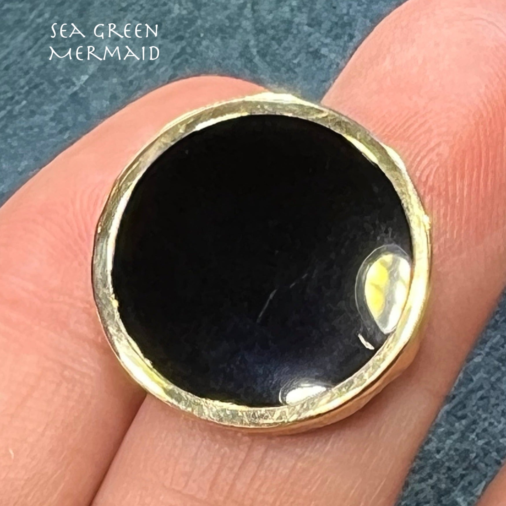 14k Yellow Gold Black Onyx Circle Full Moon Pendant. 3/4"