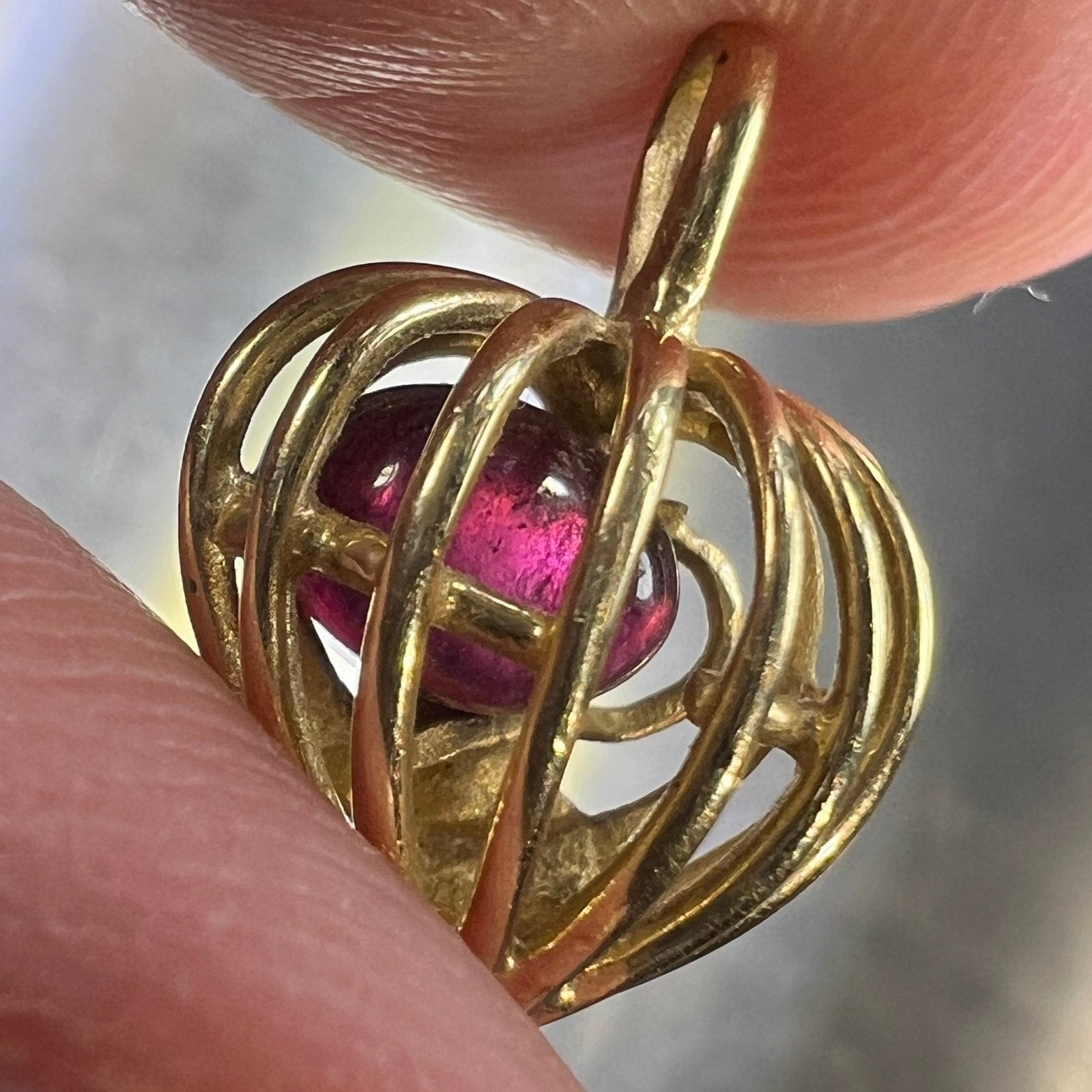 14k Yellow Gold Cabochon Garnet Caged Heart Pendant. Antique 2/3"