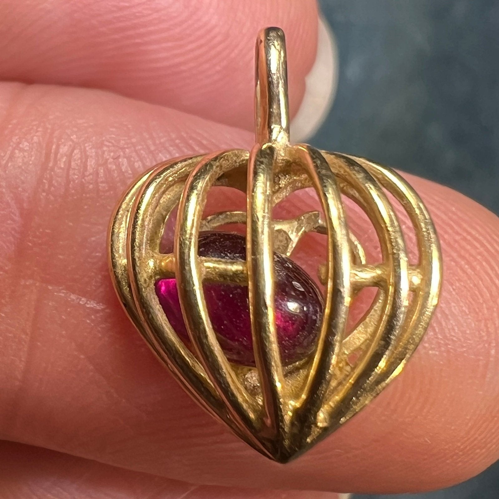 14k Yellow Gold Cabochon Garnet Caged Heart Pendant. Antique 2/3"