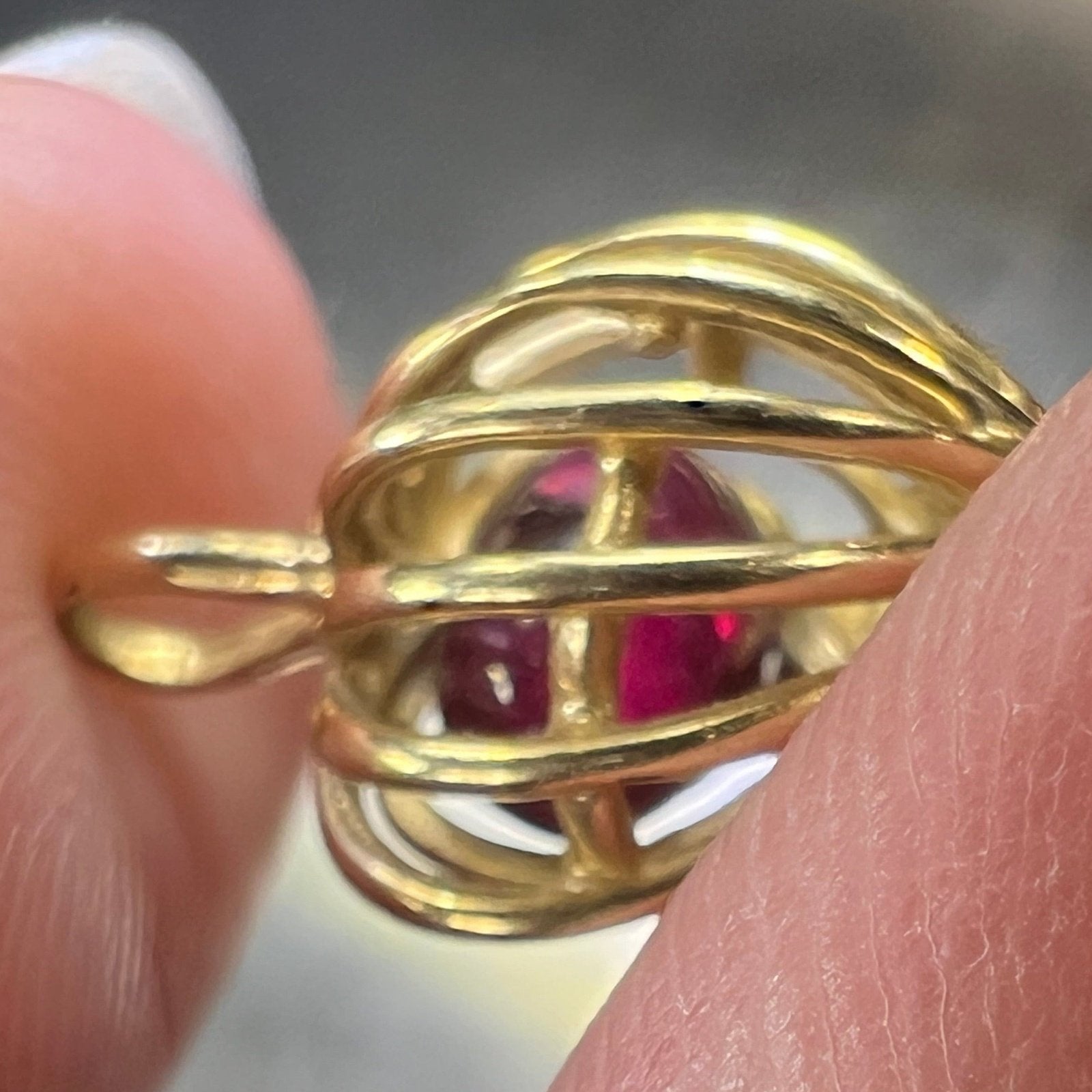 14k Yellow Gold Cabochon Garnet Caged Heart Pendant. Antique 2/3"