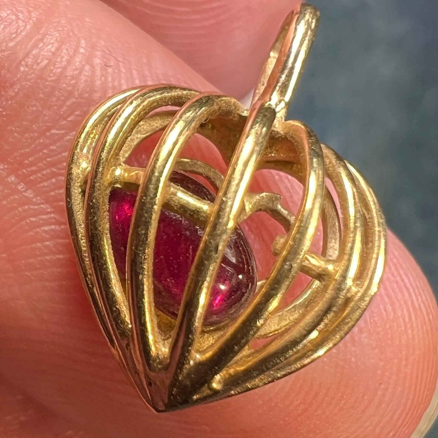 14k Yellow Gold Cabochon Garnet Caged Heart Pendant. Antique 2/3"