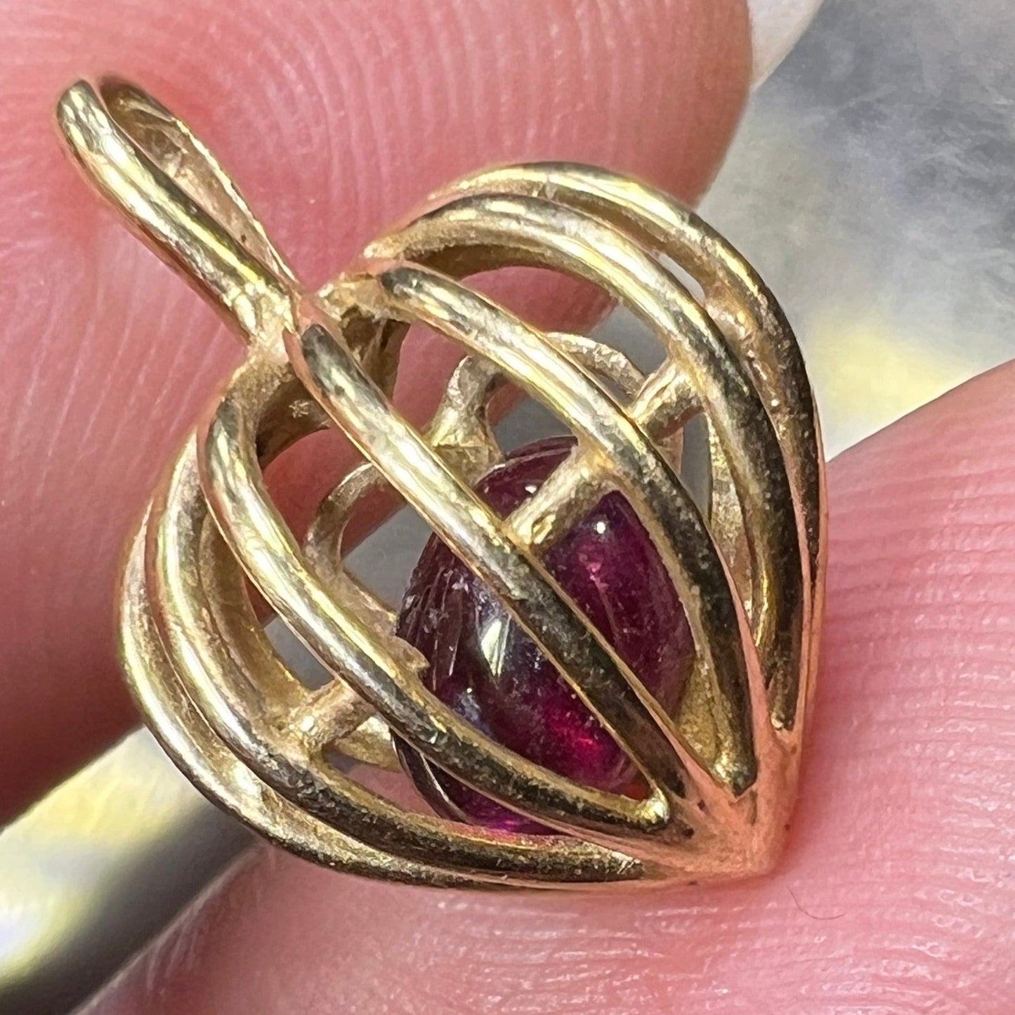 14k Yellow Gold Cabochon Garnet Caged Heart Pendant. Antique 2/3"