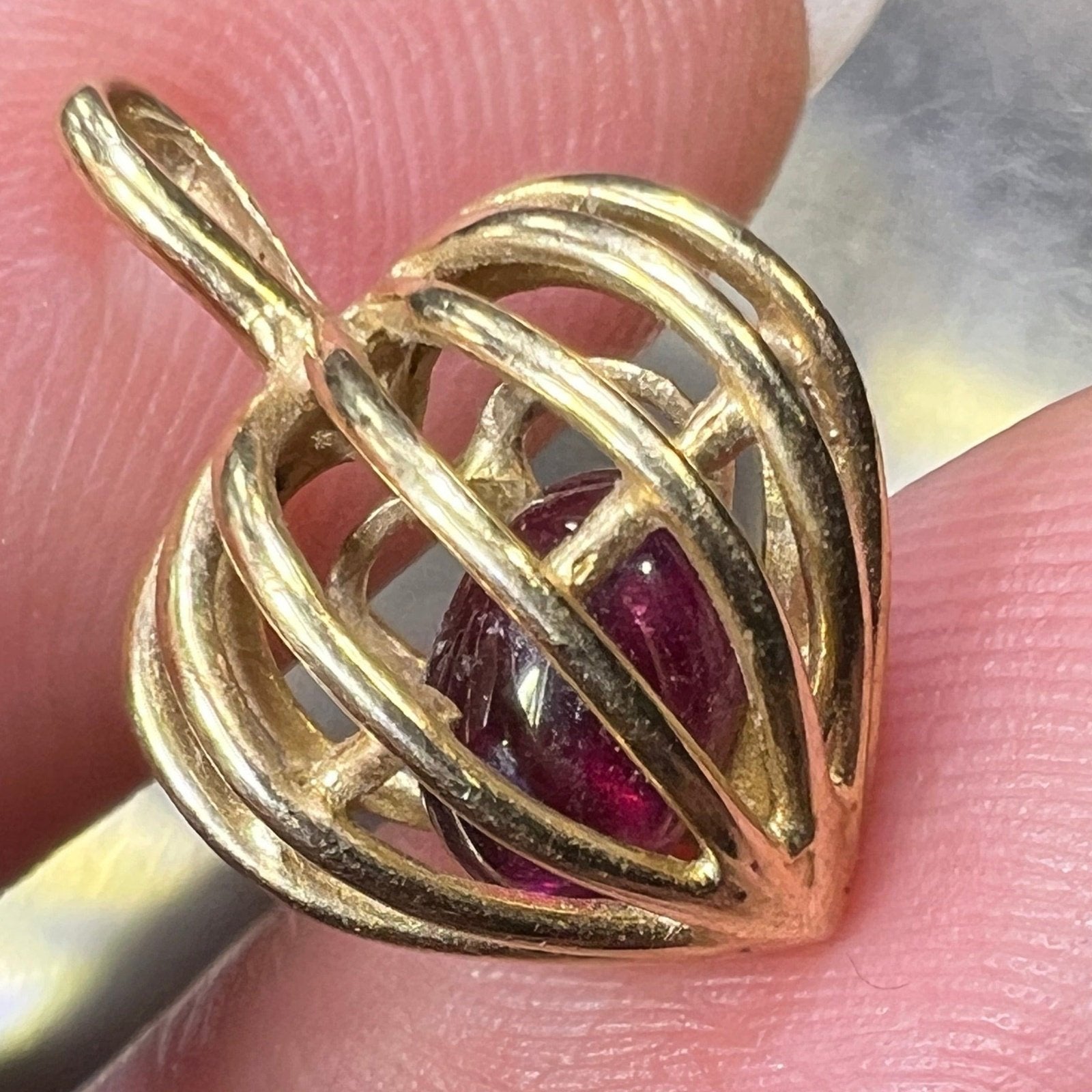 14k Yellow Gold Cabochon Garnet Caged Heart Pendant. Antique 2/3"