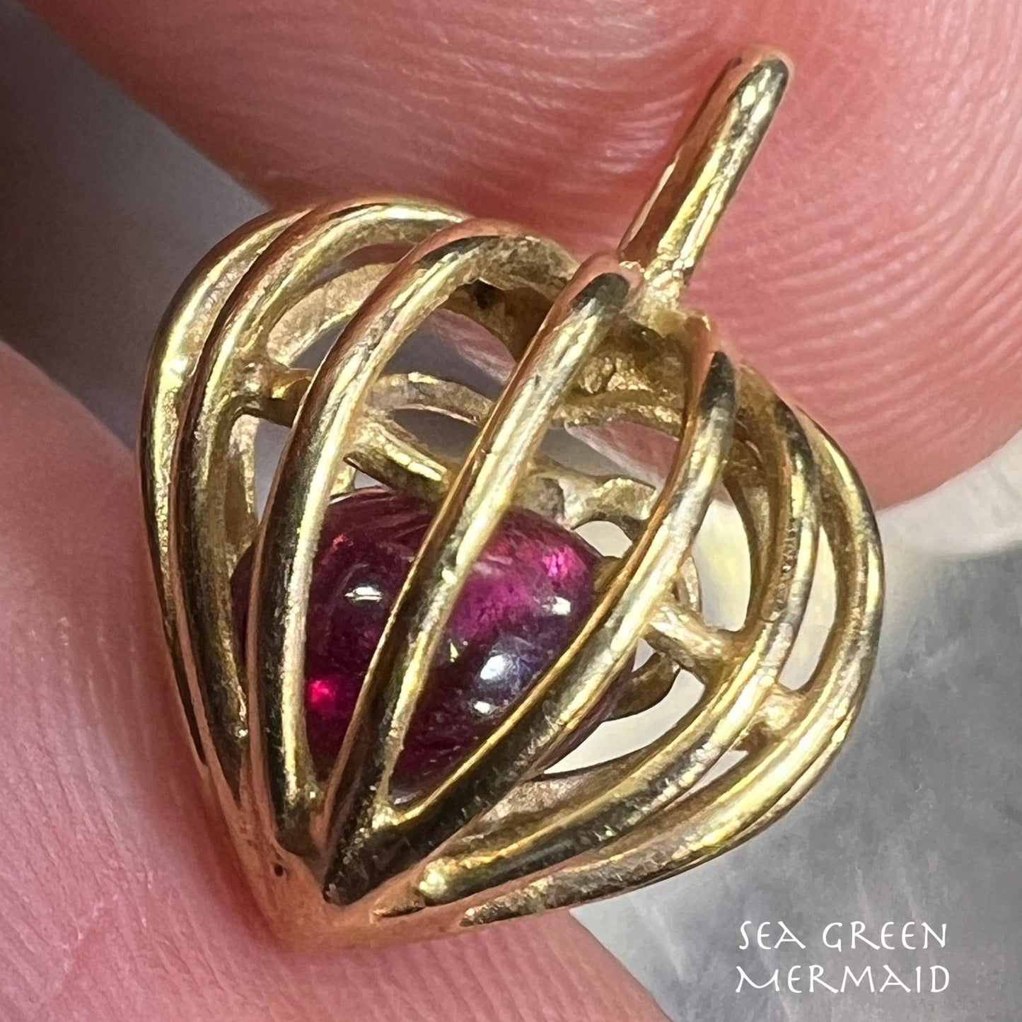 14k Yellow Gold Cabochon Garnet Caged Heart Pendant. Antique 2/3"