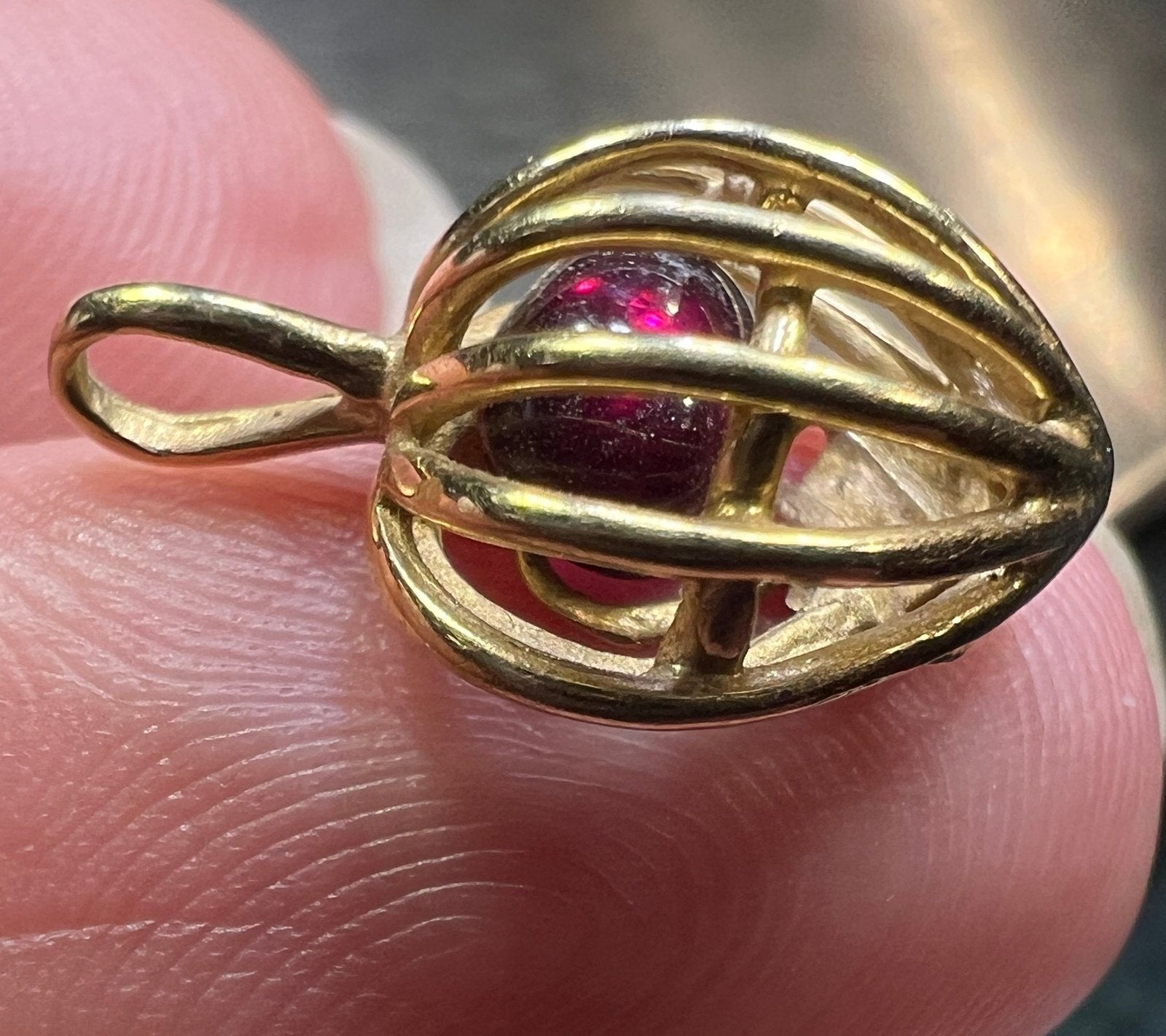 14k Yellow Gold Cabochon Garnet Caged Heart Pendant. Antique 2/3"