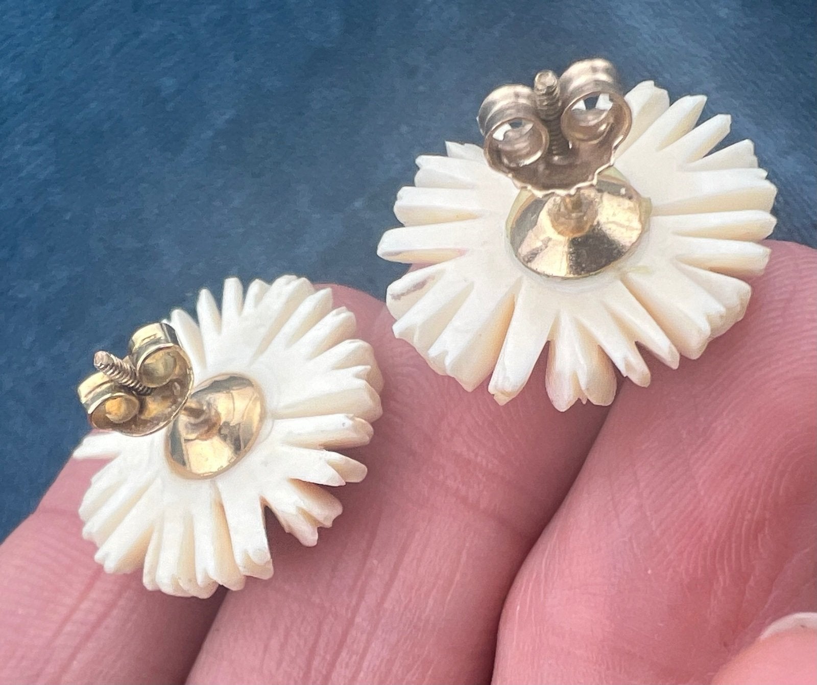 14k Yellow Gold Carved Daisy Stud Earrings. Brady Bunch 1950s-60s.