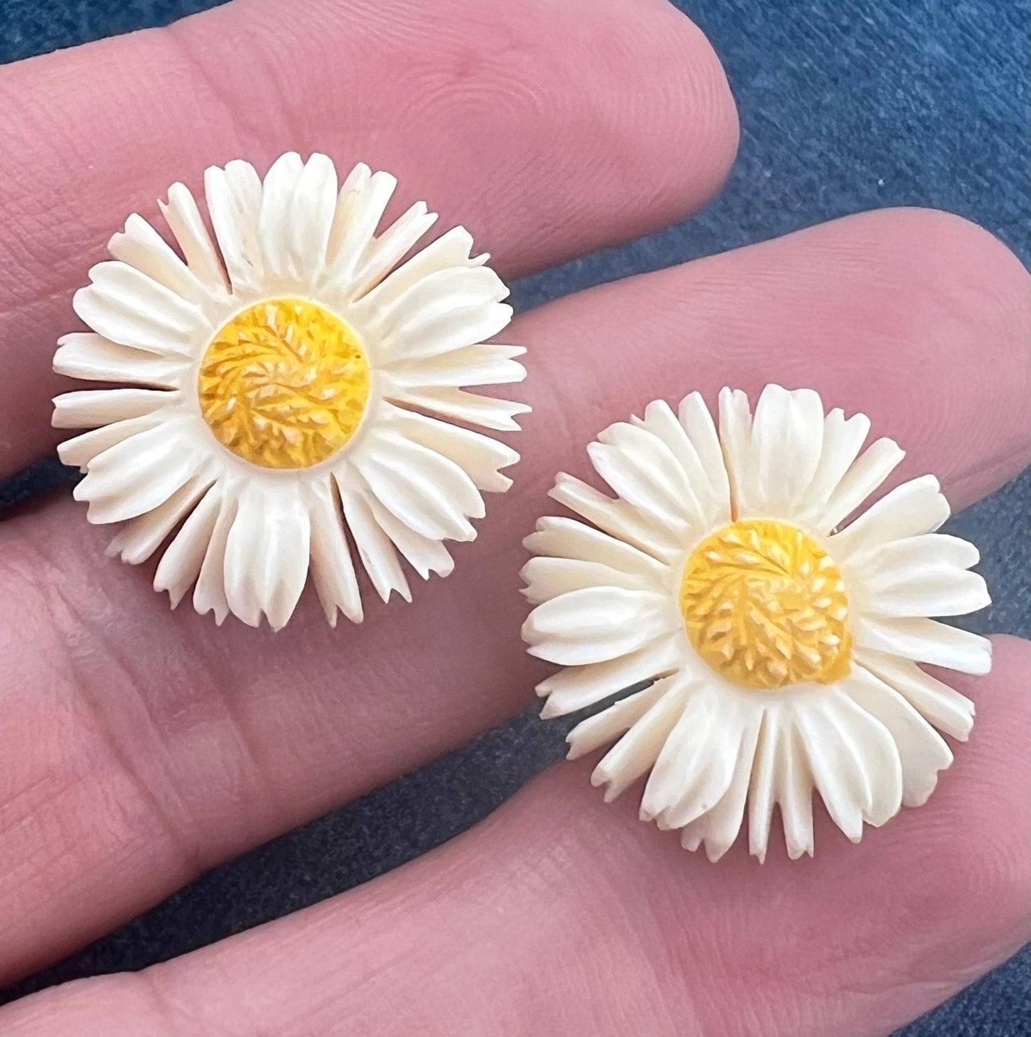 14k Yellow Gold Carved Daisy Stud Earrings. Brady Bunch 1950s-60s.