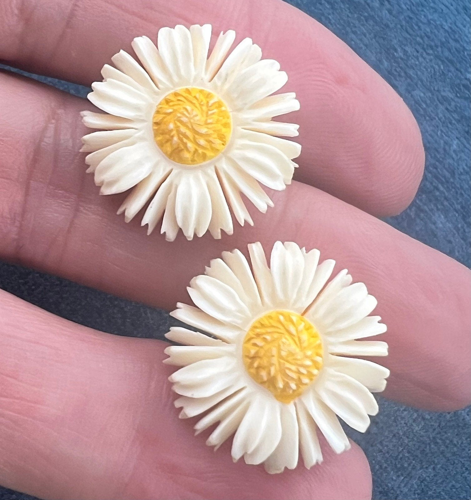 14k Yellow Gold Carved Daisy Stud Earrings. Brady Bunch 1950s-60s.