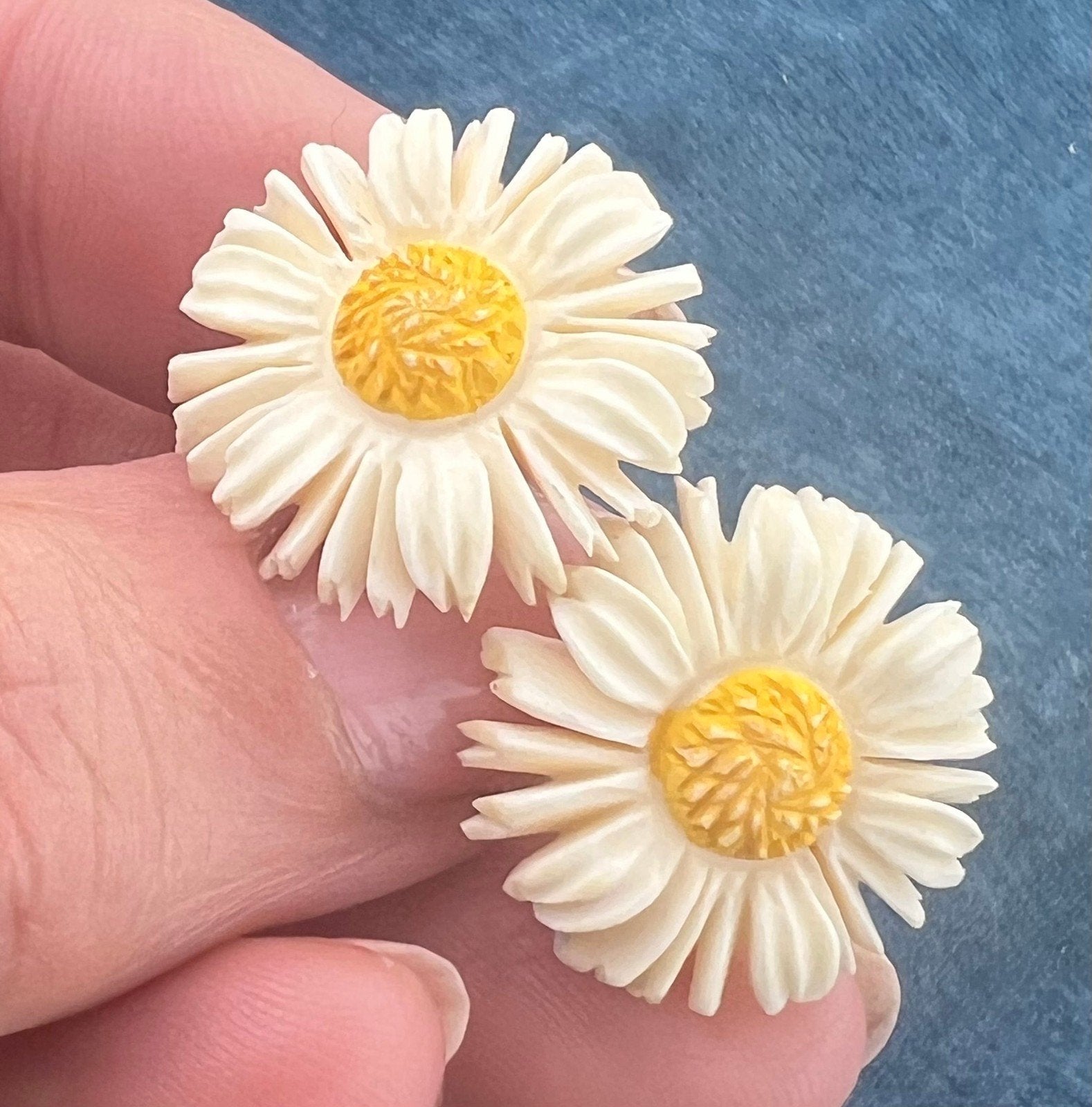 14k Yellow Gold Carved Daisy Stud Earrings. Brady Bunch 1950s-60s.