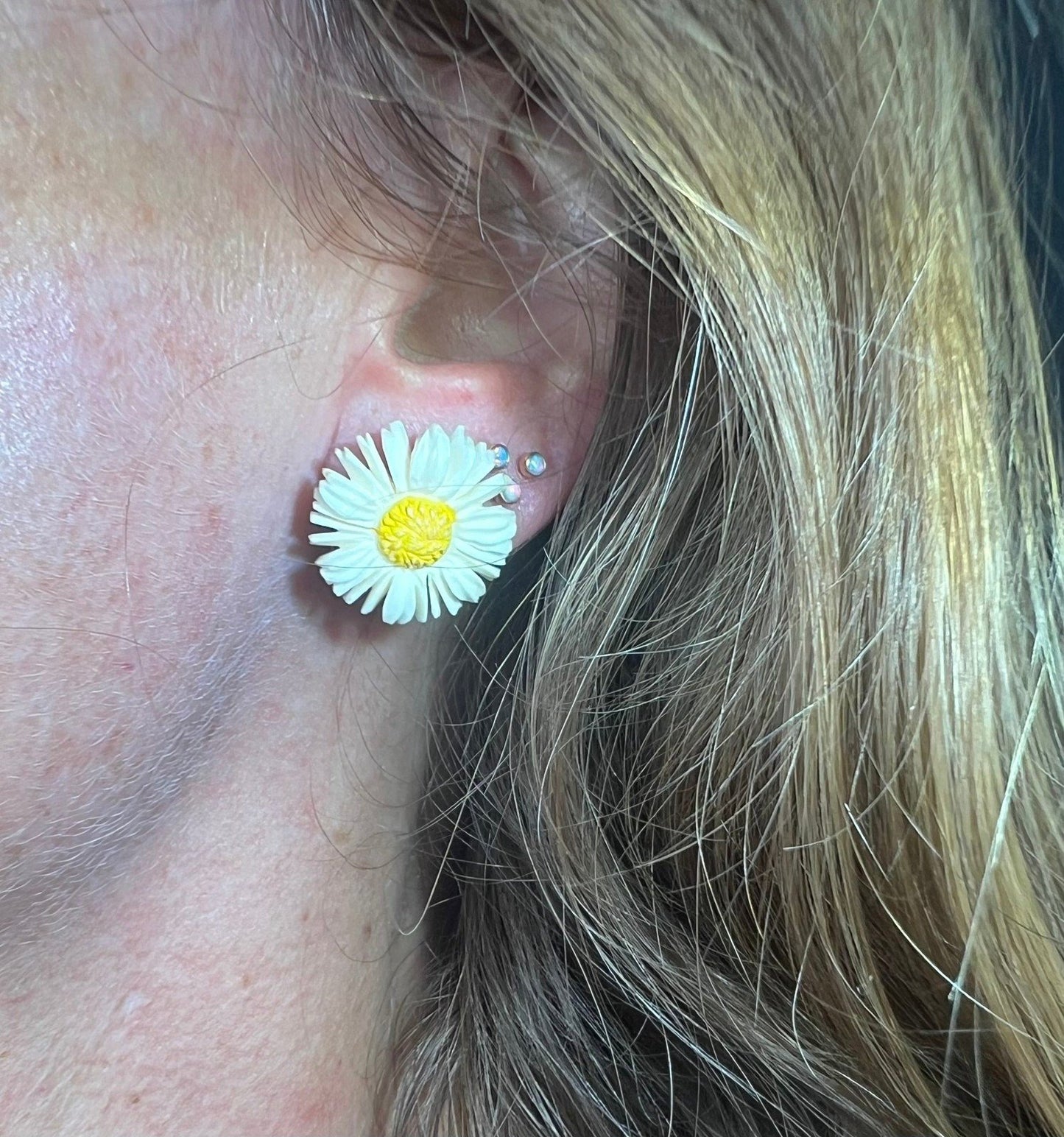 14k Yellow Gold Carved Daisy Stud Earrings. Brady Bunch 1950s-60s.