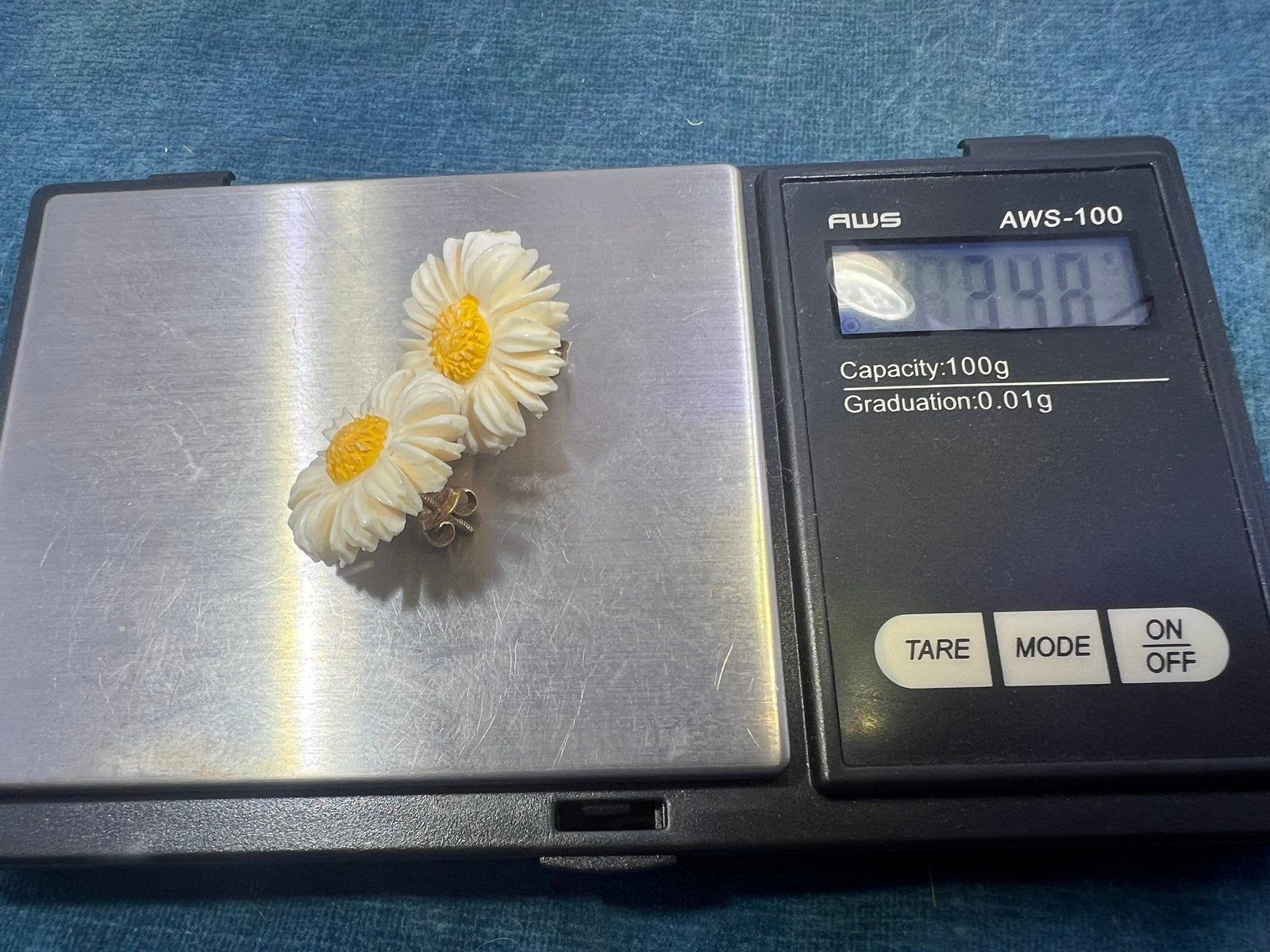 14k Yellow Gold Carved Daisy Stud Earrings. Brady Bunch 1950s-60s.