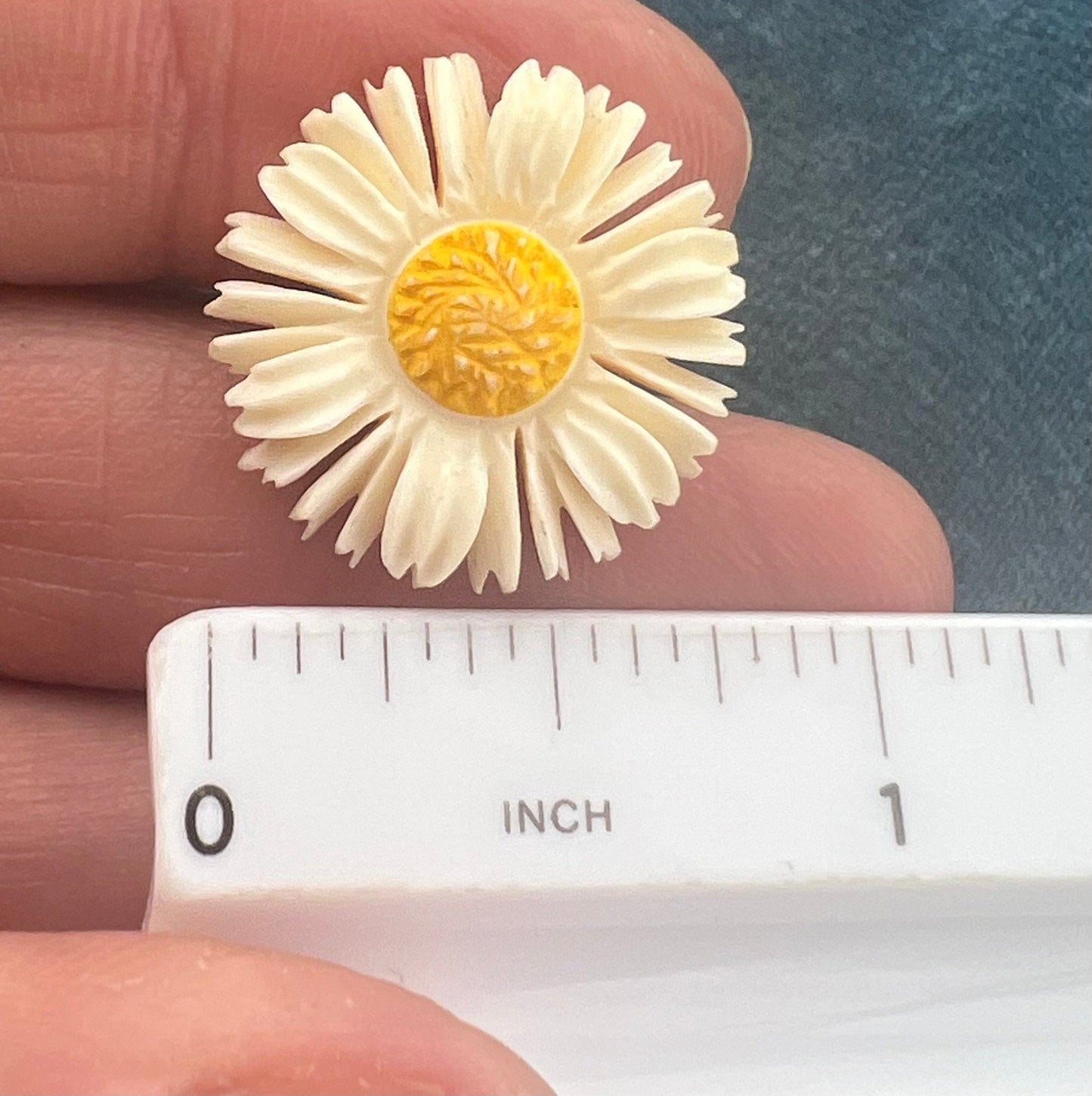 14k Yellow Gold Carved Daisy Stud Earrings. Brady Bunch 1950s-60s.