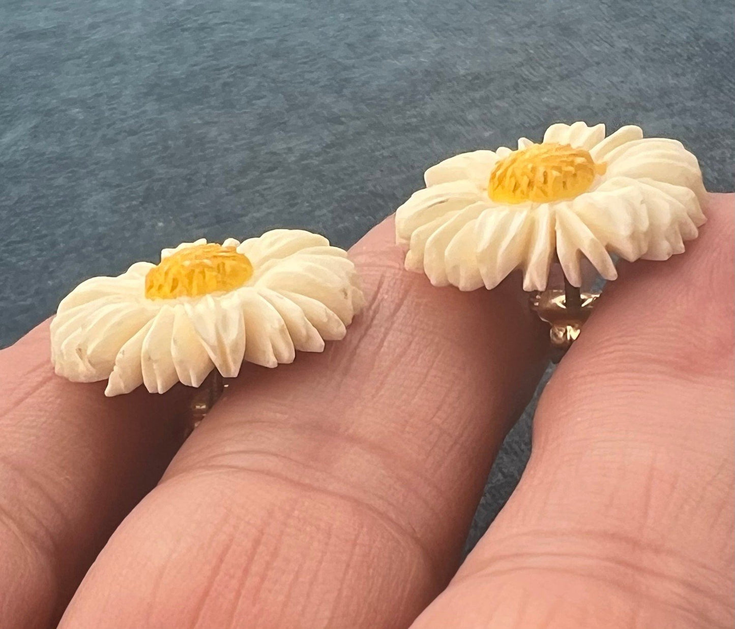 14k Yellow Gold Carved Daisy Stud Earrings. Brady Bunch 1950s-60s.