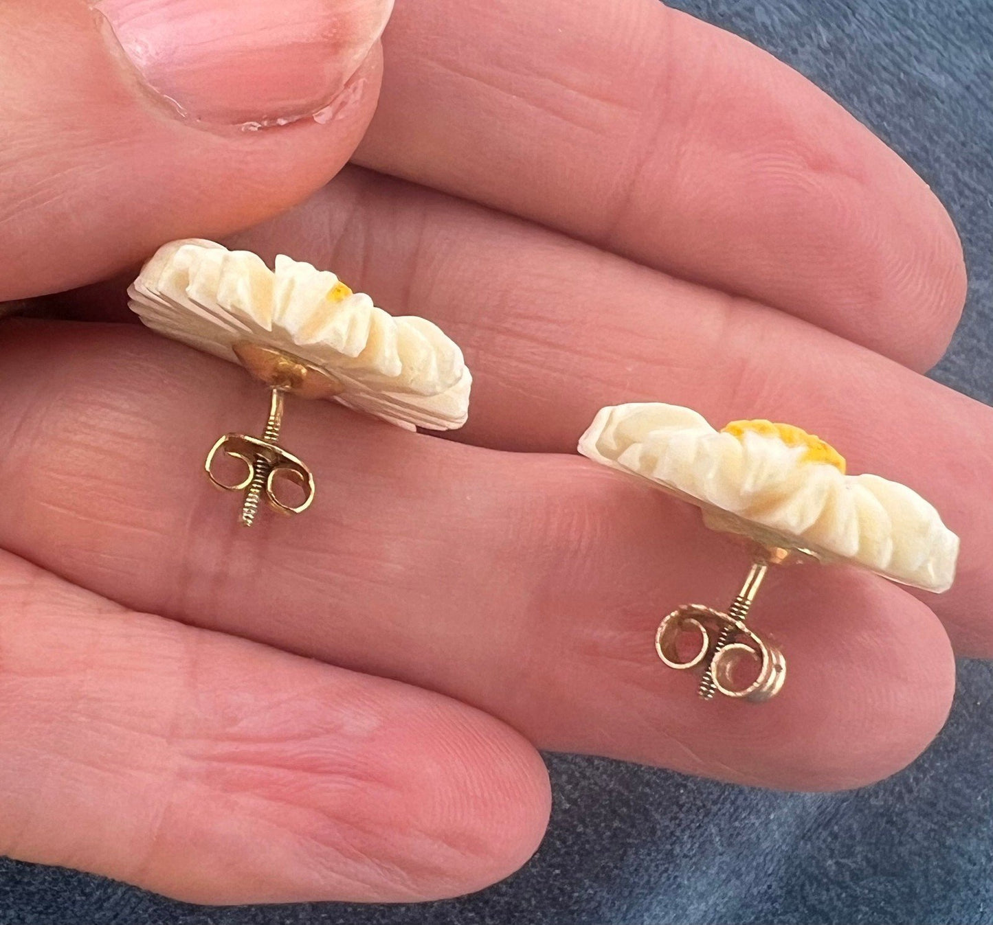 14k Yellow Gold Carved Daisy Stud Earrings. Brady Bunch 1950s-60s.