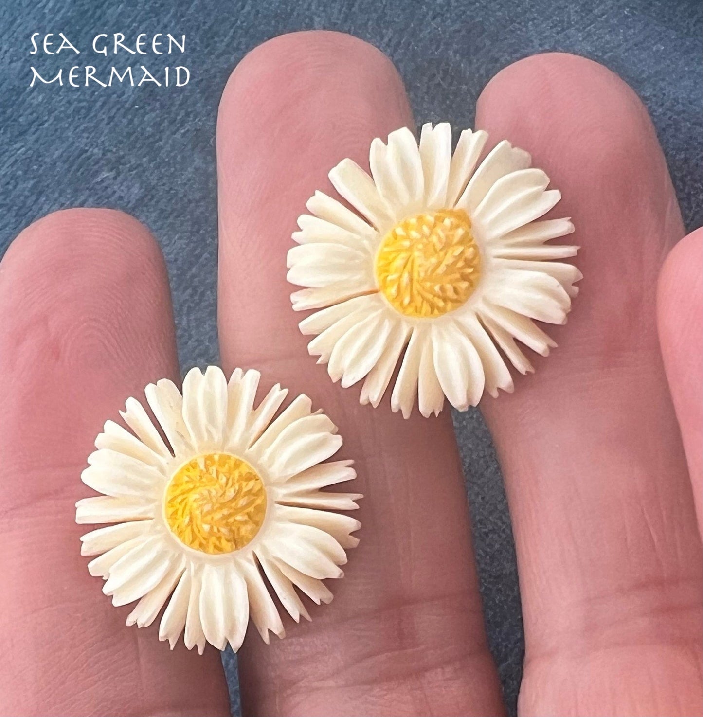 14k Yellow Gold Carved Daisy Stud Earrings. Brady Bunch 1950s-60s.