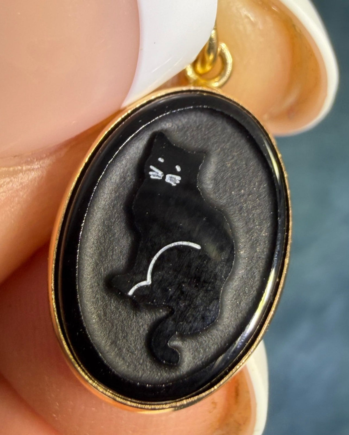14k Yellow Gold Carved Onyx Cameo Black Cat Pendant. Mourning