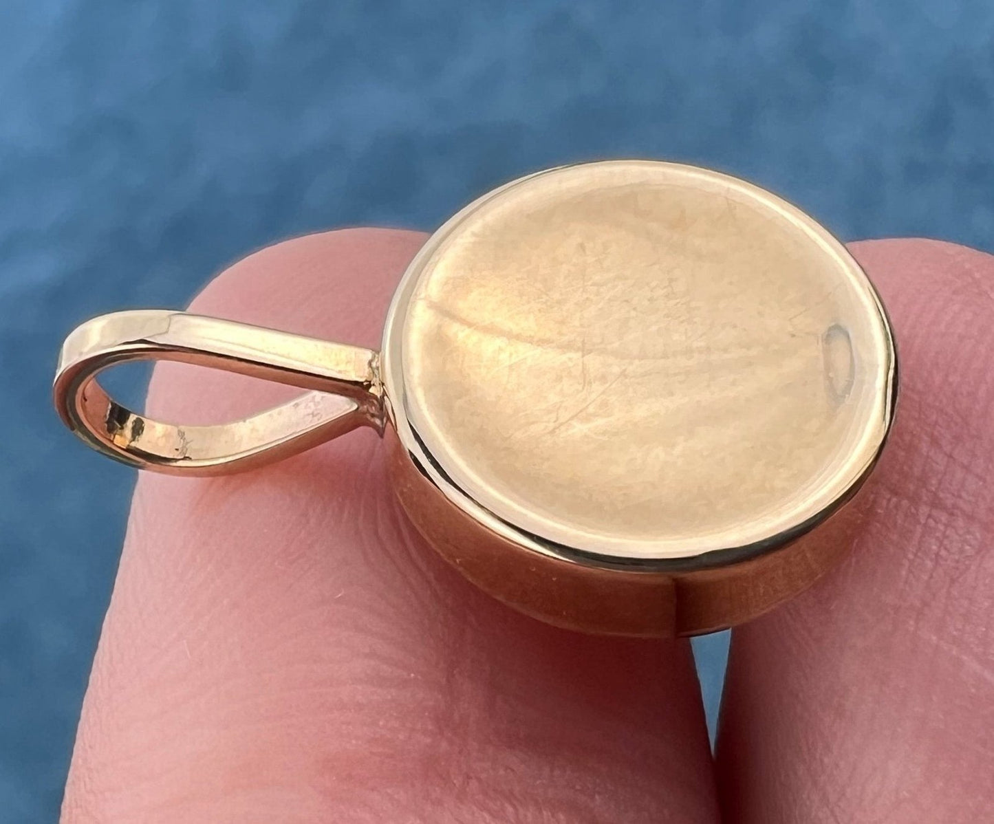 14k Yellow Gold Concave Disk Circle Pendant. Lozenge